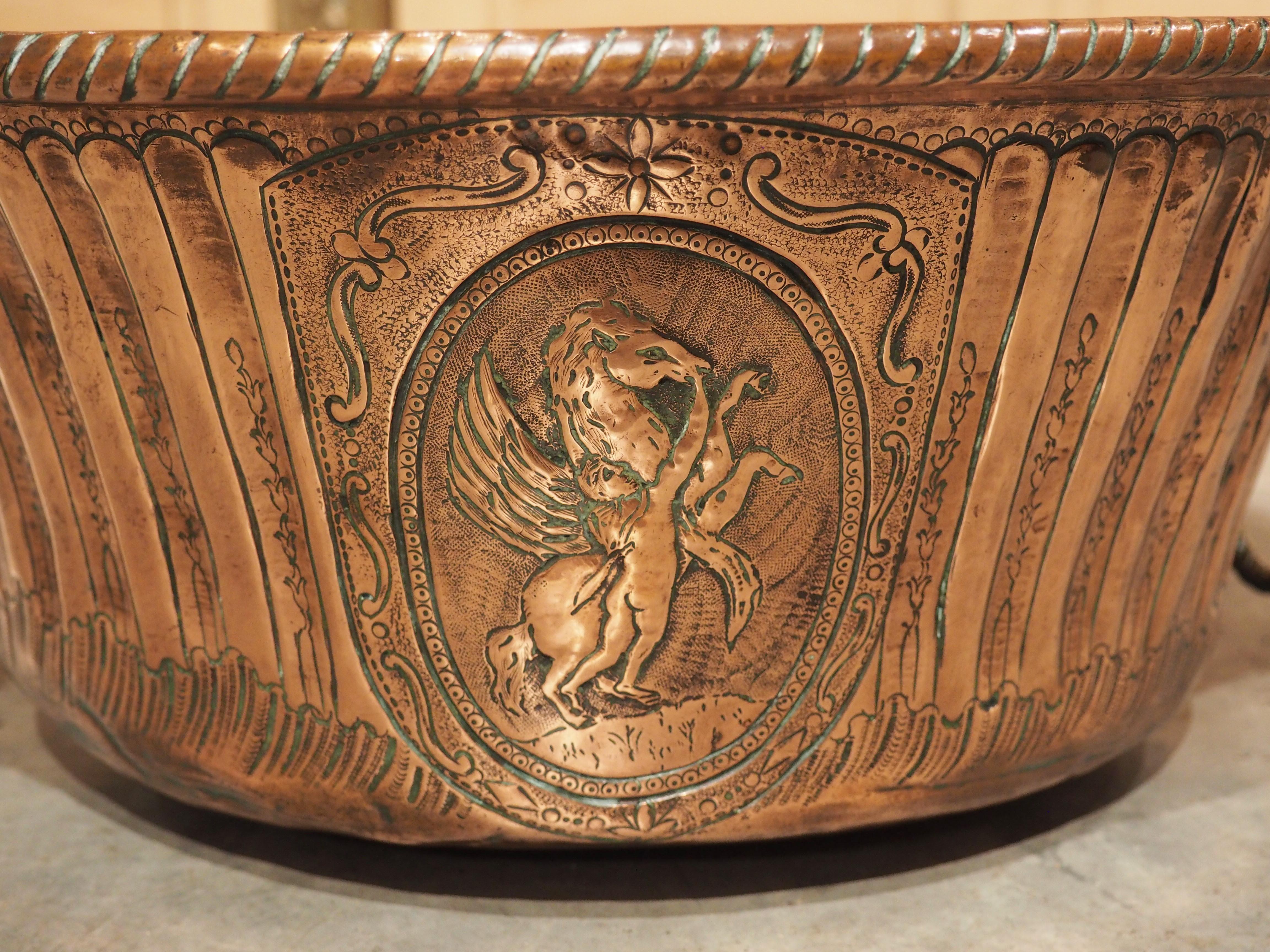 Repoussé Chaudron en cuivre décoré à la repousse du 18ème siècle en provenance de France en vente