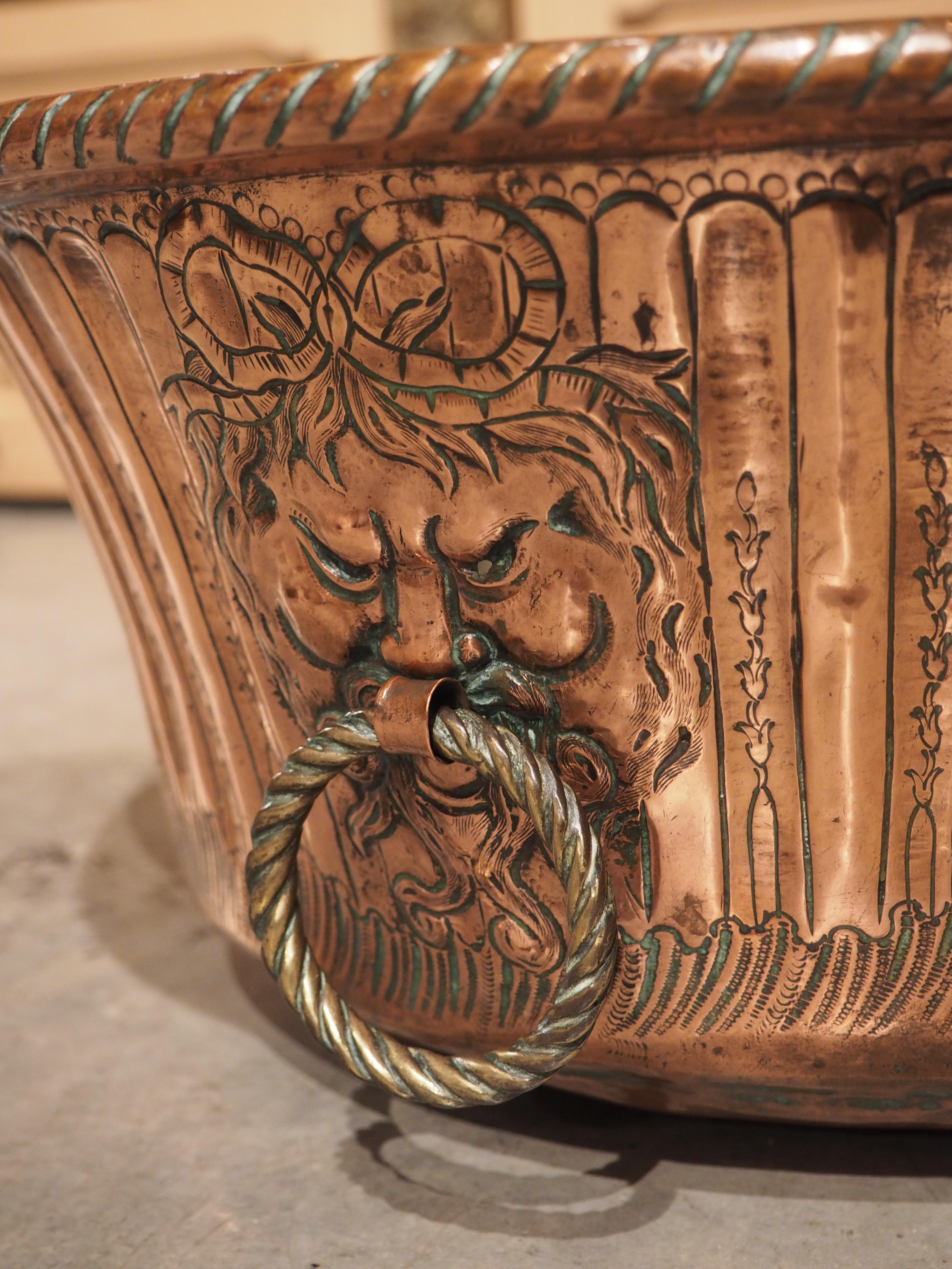 Dekorierter Kupfer Chaudron mit Repousse-Dekor aus Frankreich, 18. Jahrhundert im Angebot 1