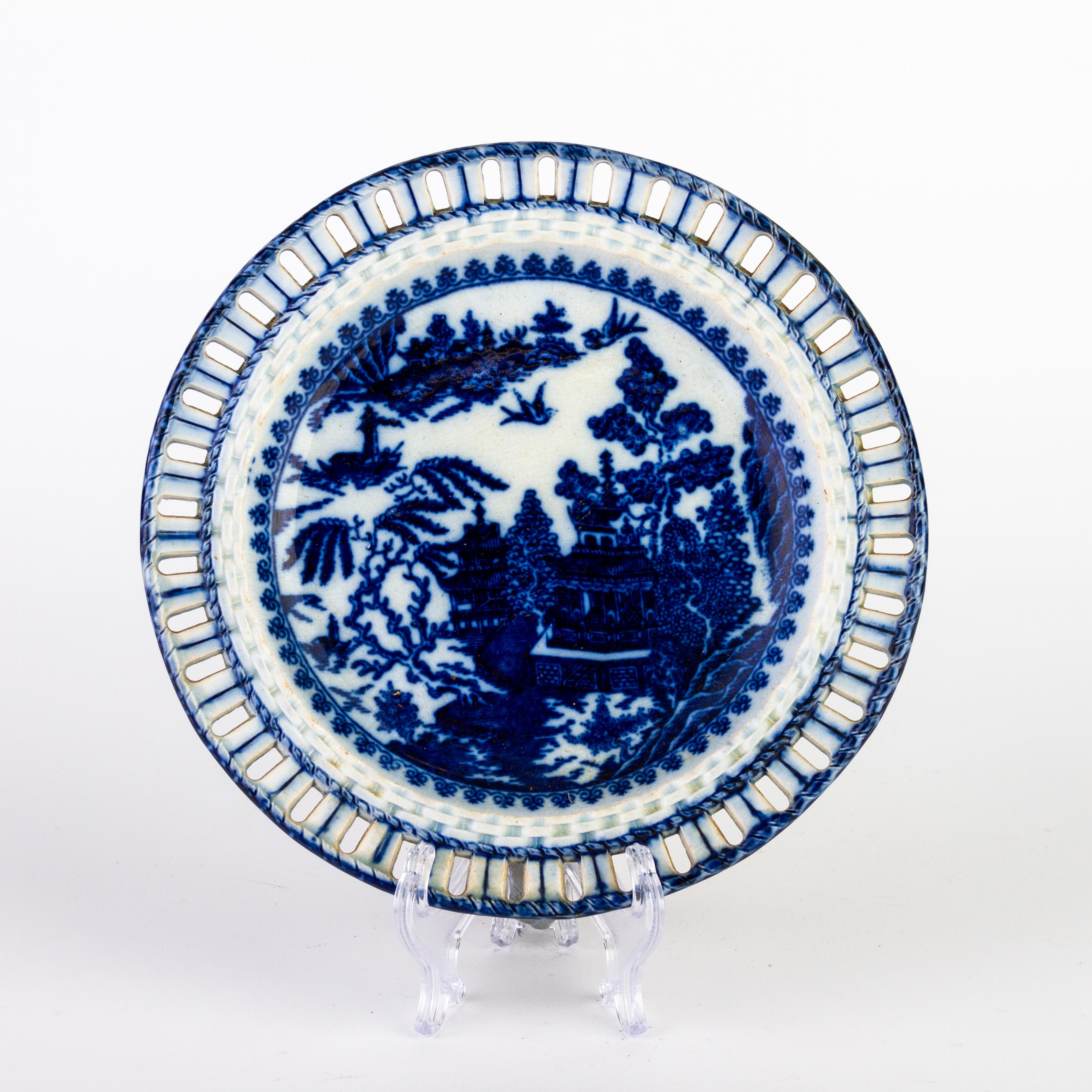 18th Century Reticulated Pearlware Creamware Plate with Chinese Landscape

Good condition
Free international shipping.