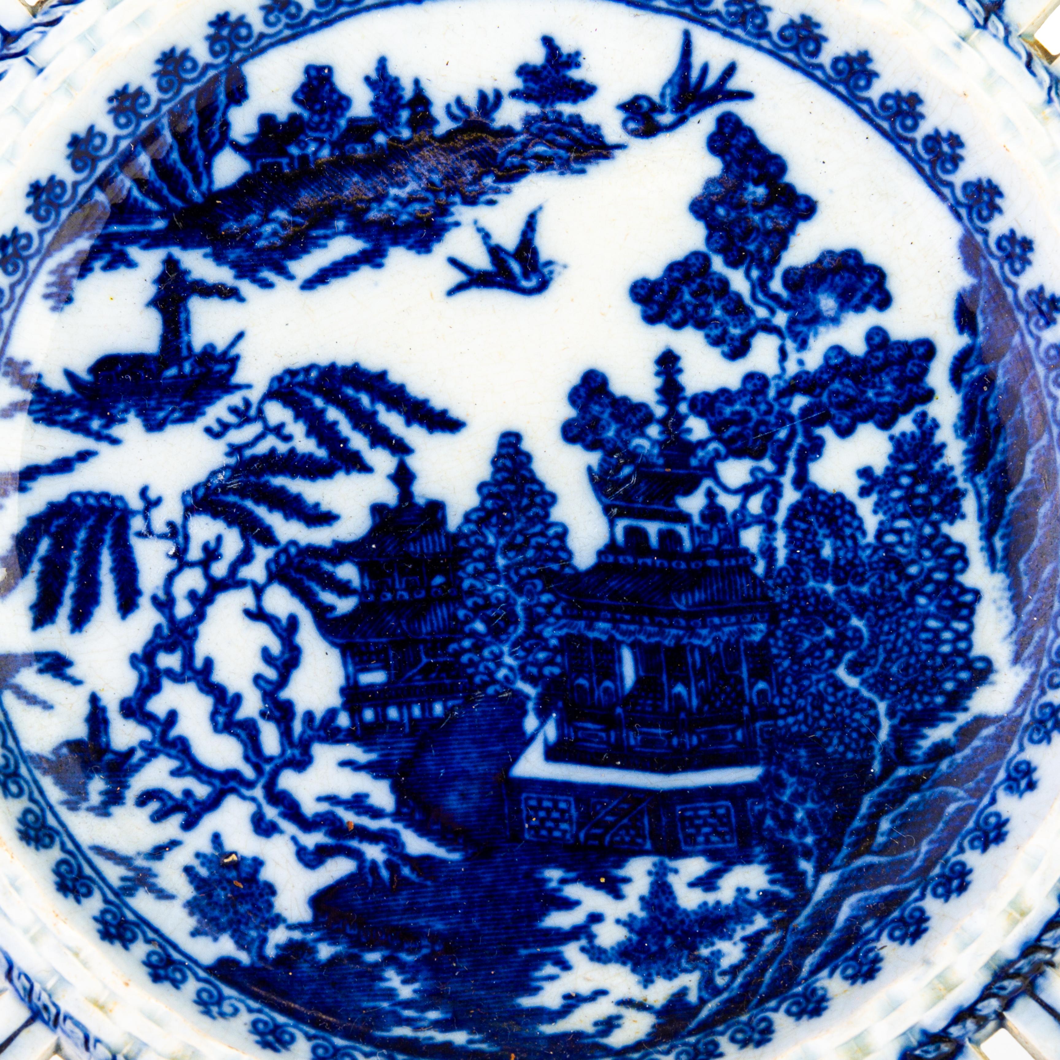 18th Century Reticulated Pearlware Creamware Plate with Chinese Landscape In Good Condition For Sale In Nottingham, GB