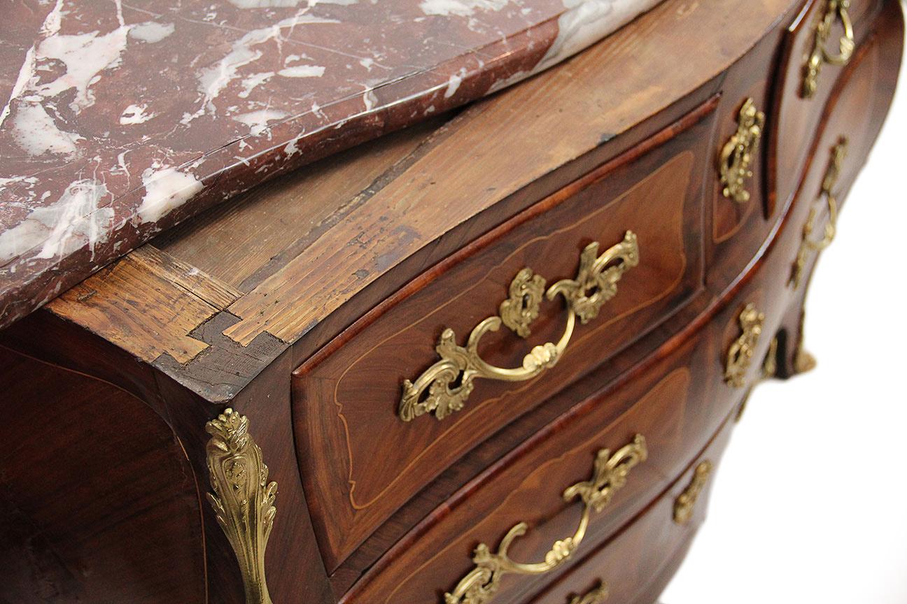 Beautiful 18th century Rocaille curved commode/chest with Royal red marble top, with rich bronze ornaments.
Piece of furniture from the XVIIIth century, of Louis XV style, also called Rocaille style.
Dimensions (Height/Width/Depth) : 81 x 115 x