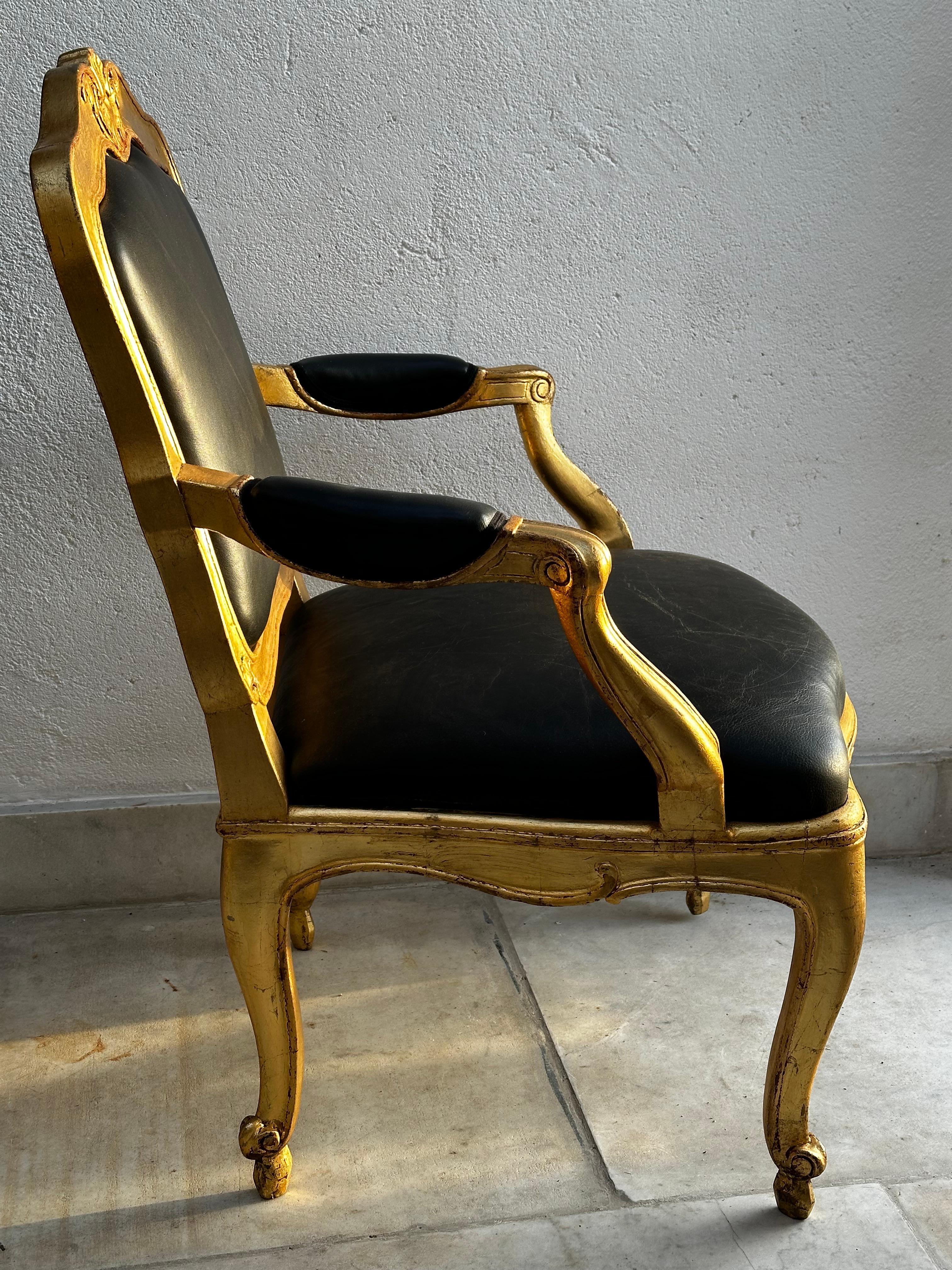 Rokoko-Sessel des 18. Jahrhunderts (Handgeschnitzt) im Angebot