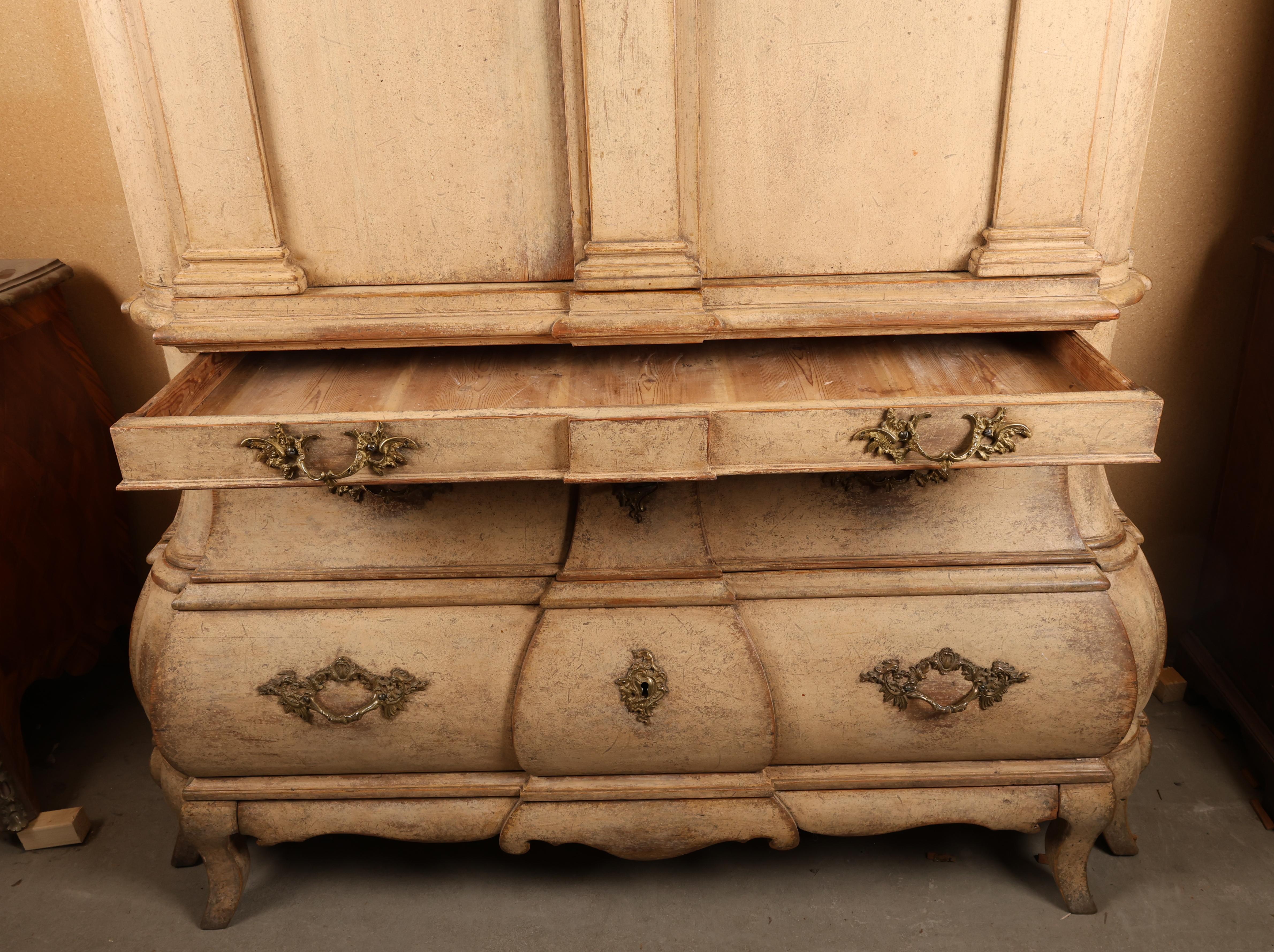 Rococò Cabinet rococò del 18° secolo di qualità magistrale in vendita