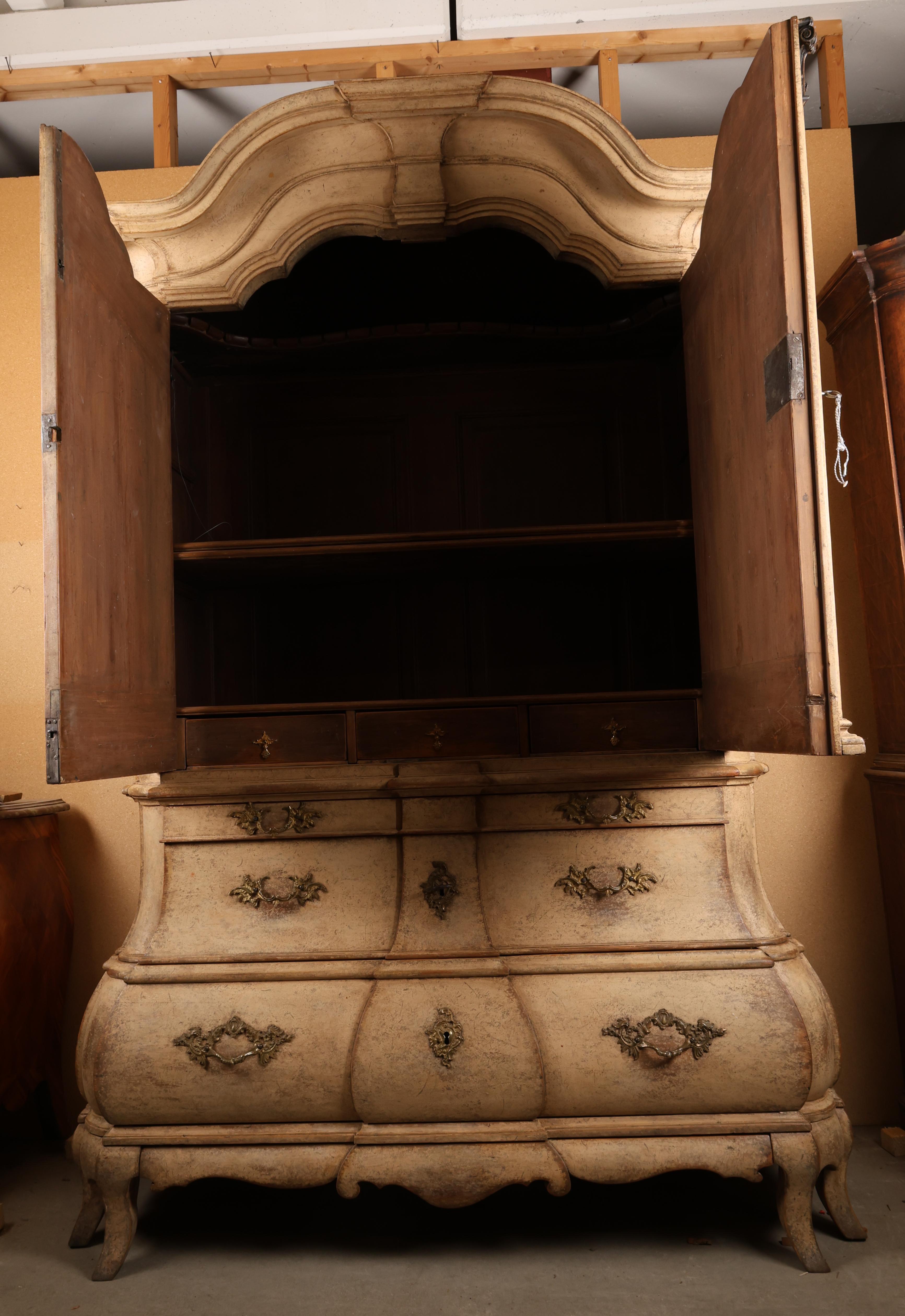 Svedese Cabinet rococò del 18° secolo di qualità magistrale in vendita
