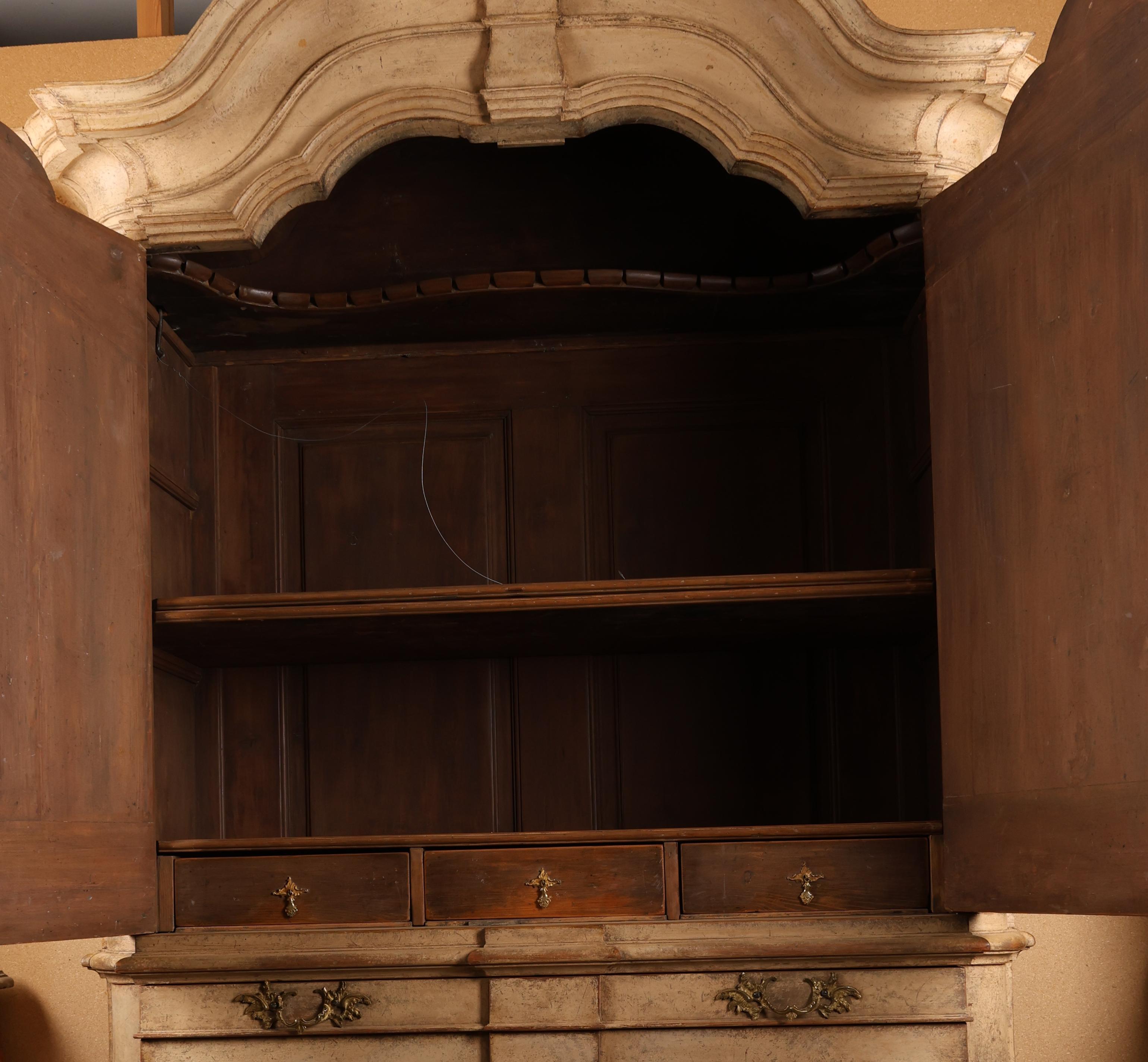 Cabinet rococò del 18° secolo di qualità magistrale In condizioni buone in vendita a Ljungby, SE