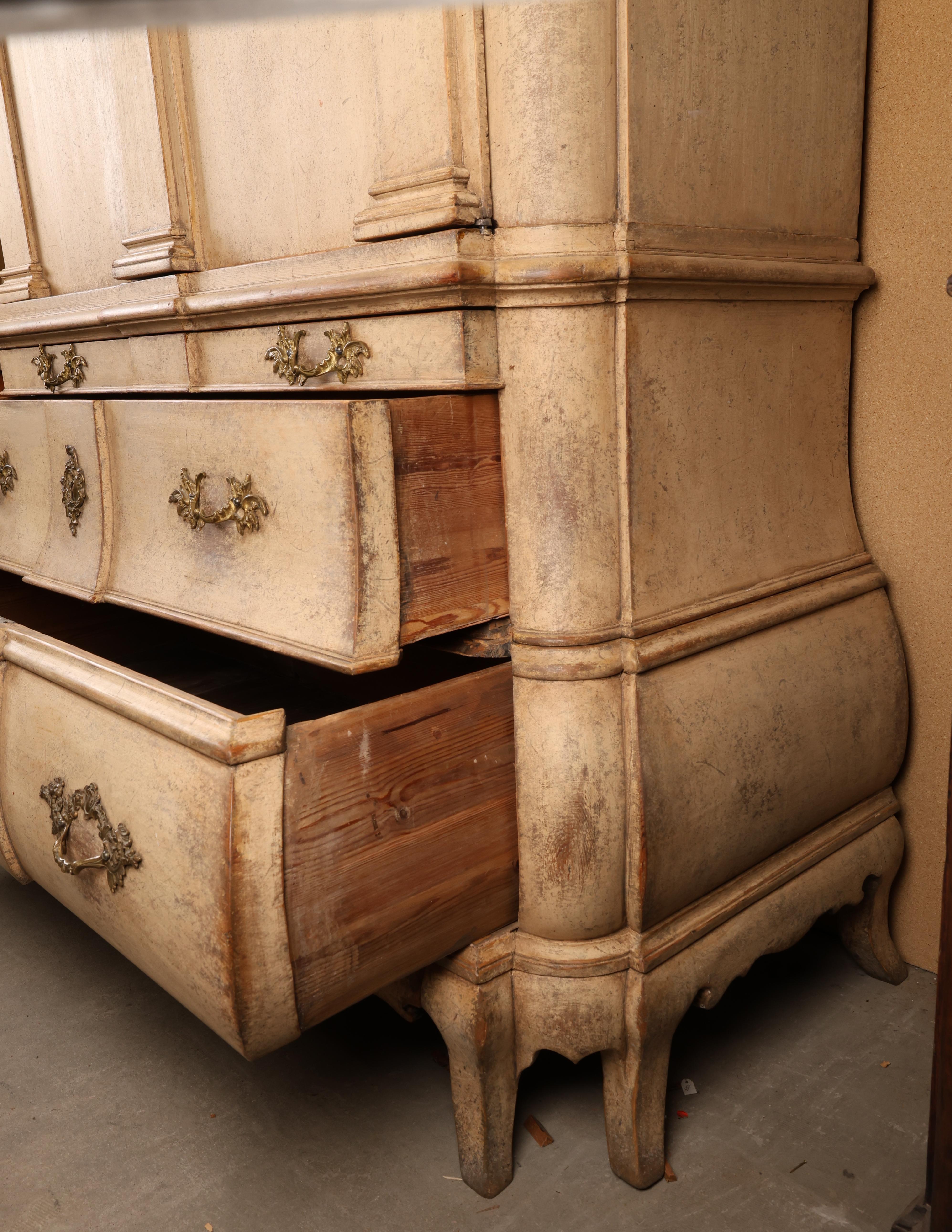 Legno Cabinet rococò del 18° secolo di qualità magistrale in vendita