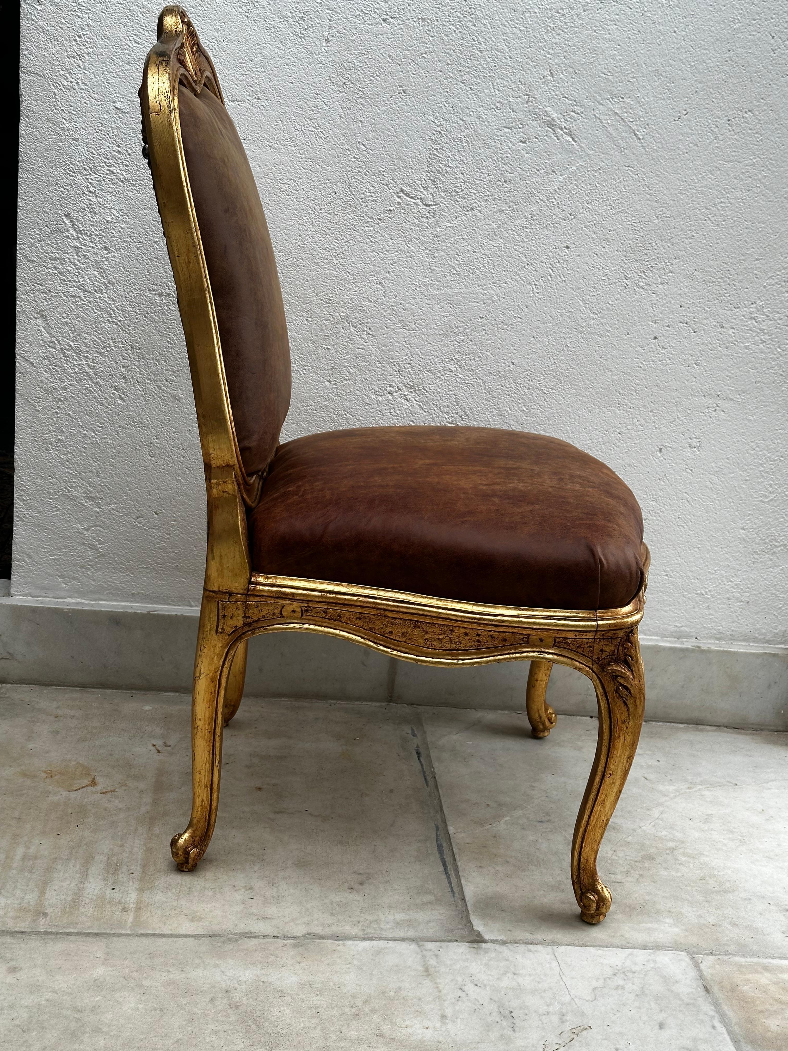 Chaise fabriquée dans l'atelier royal de Stockholm, attribuée à Carl Magnus Sandberg. Non signé. Il est devenu membre de l'association des fabricants de chaises de Stockholm.  1760 et est décédé avant 1790. Il est très rare que des chaises soient