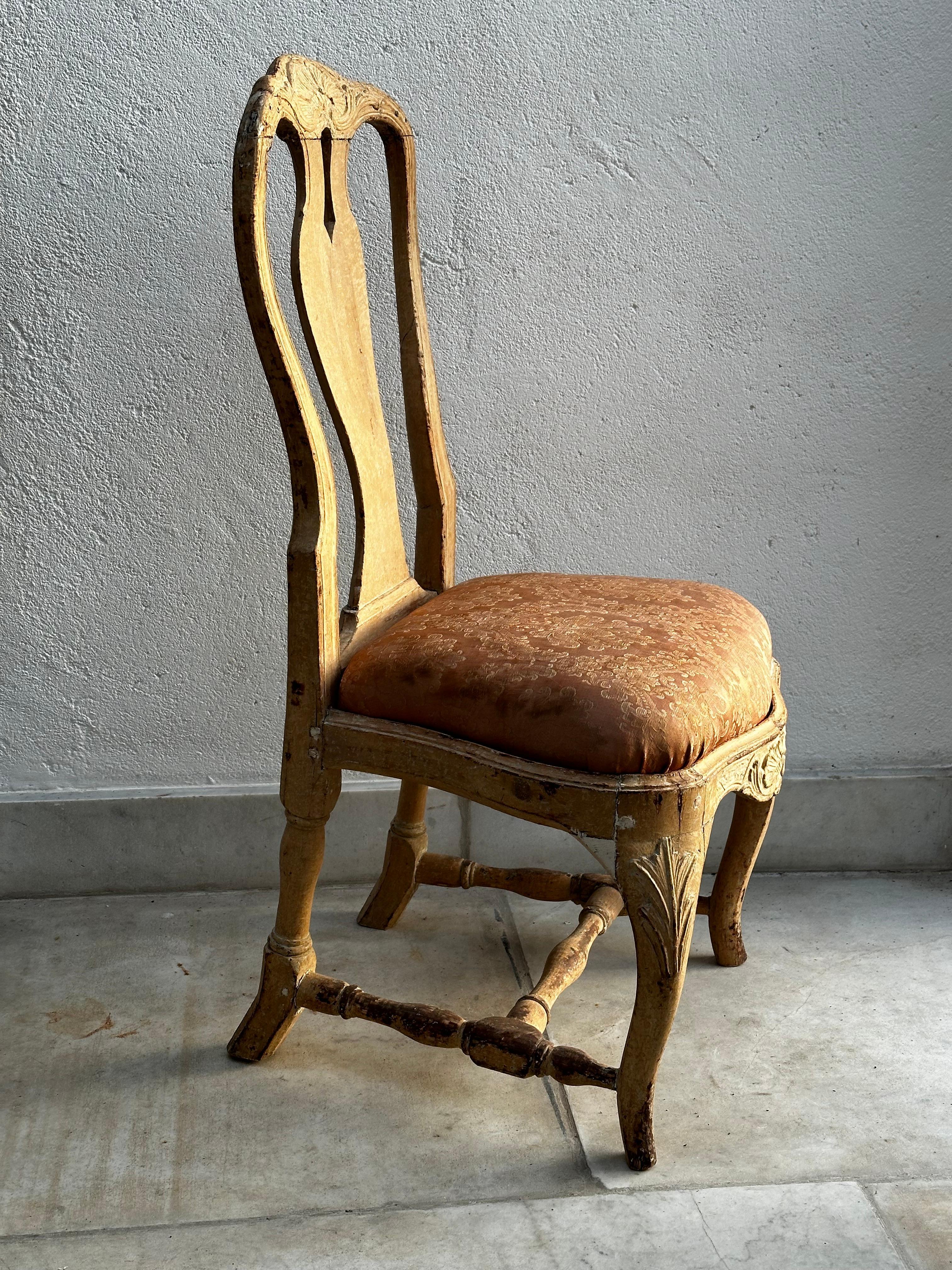 Chaise, rococo, faite à Stockholm vers 1765, attribuée à Alexander Thunberg, non signée. Il est devenu membre de la société des fabricants de chaises de Stockholm en 1757 et est mort en 1797. La chaise est en bon état avec une très belle couleur