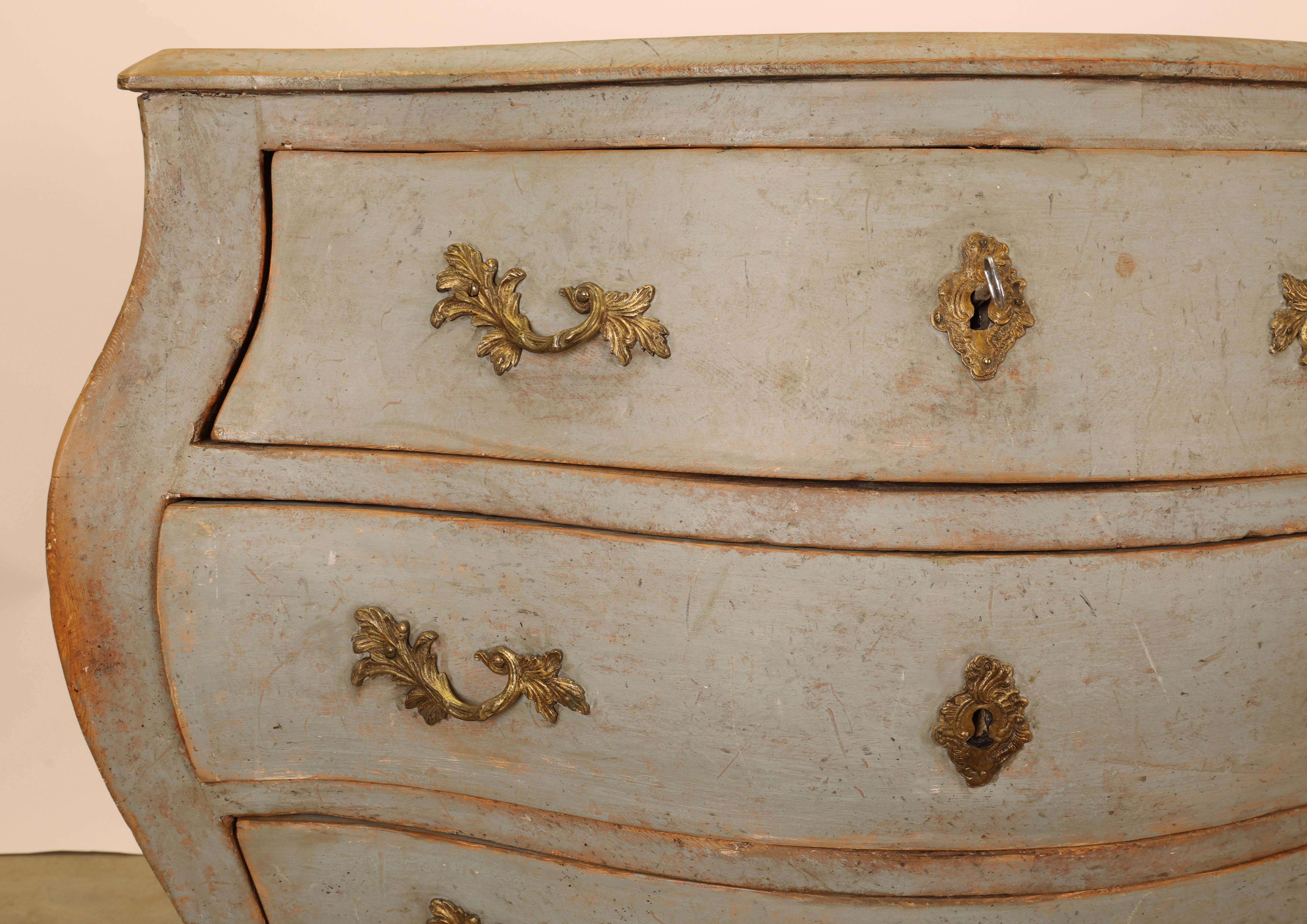 Cassettiera rococò dipinta del 1760 con piano in legno. La cassapanca presenta accessori rococò dorati dell'epoca. Dispone di tre cassetti, ciascuno dotato di serratura a scatto. Una chiave è inclusa.
