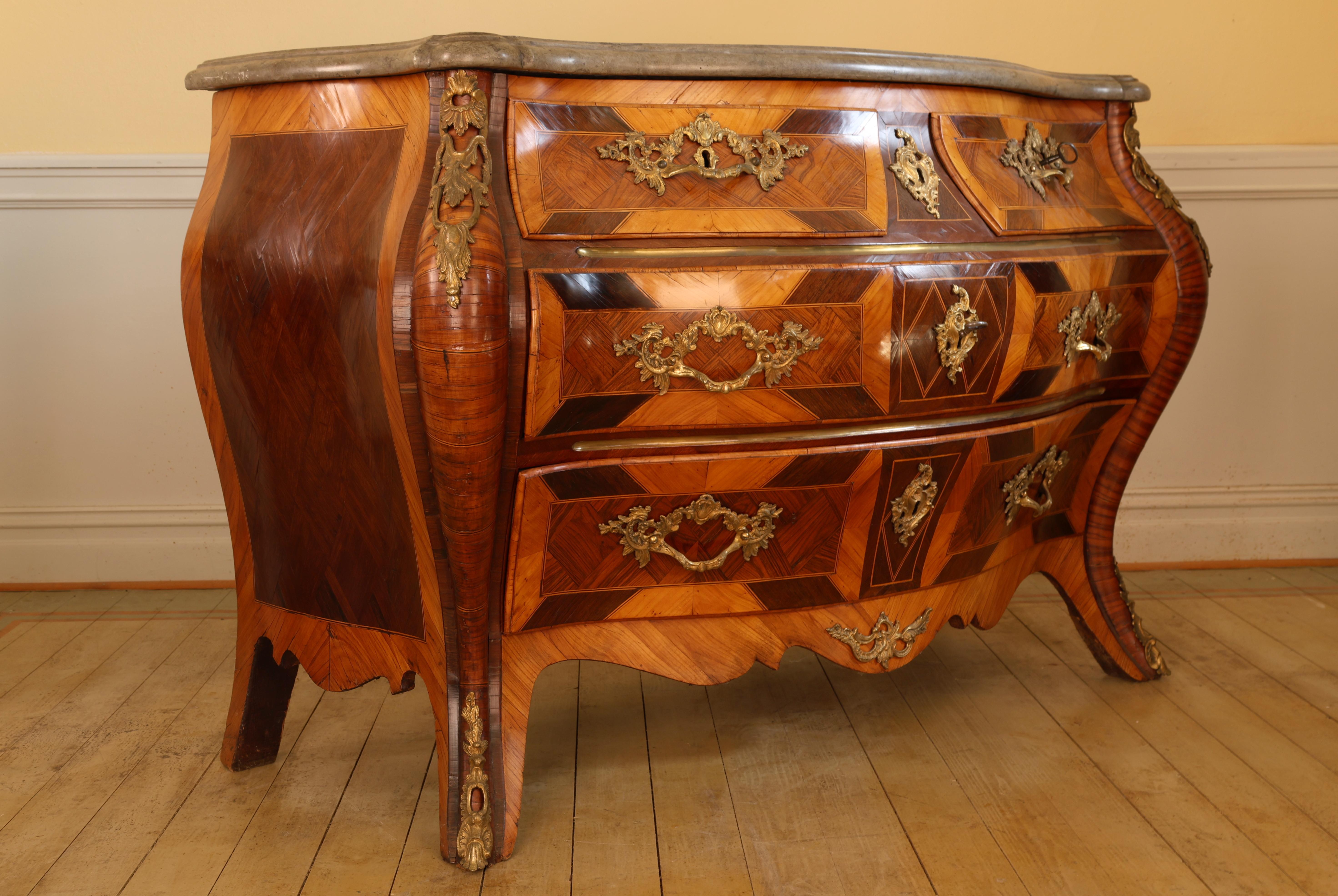 Svedese Commode rococò del XVIII secolo in vendita
