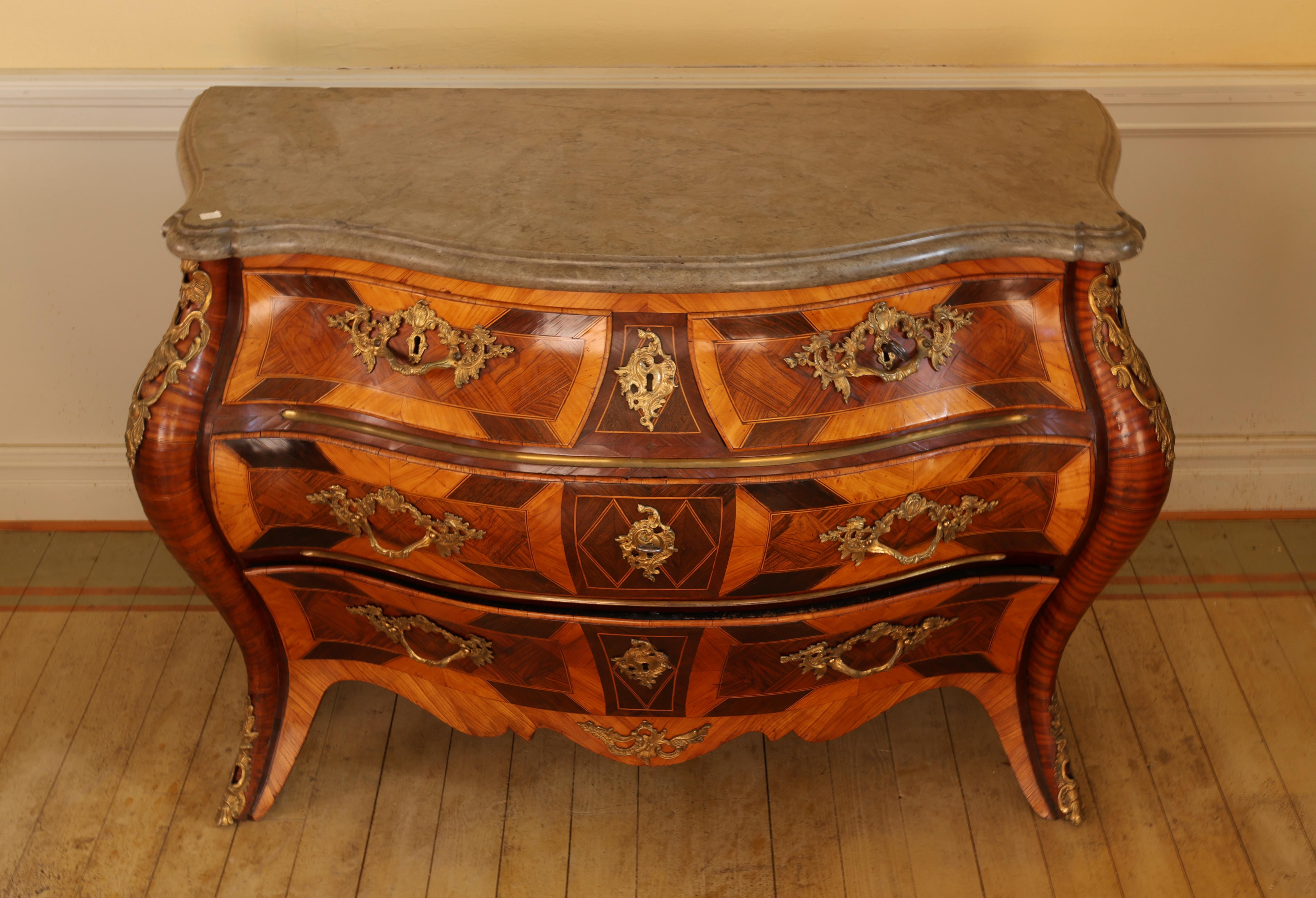 Commode rococò del XVIII secolo In condizioni buone in vendita a Ljungby, SE