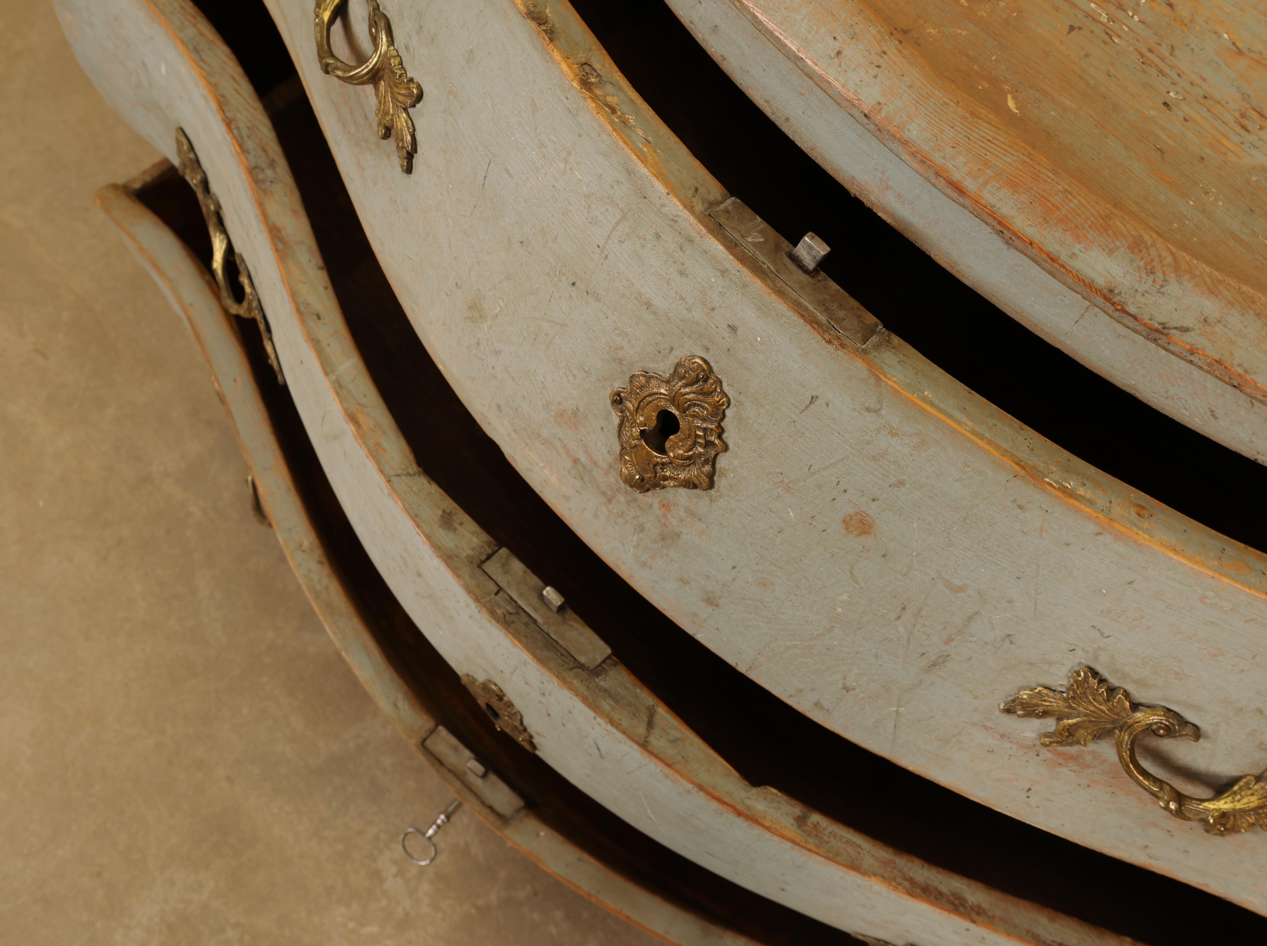 Dorato Commode rococò del XVIII secolo in vendita