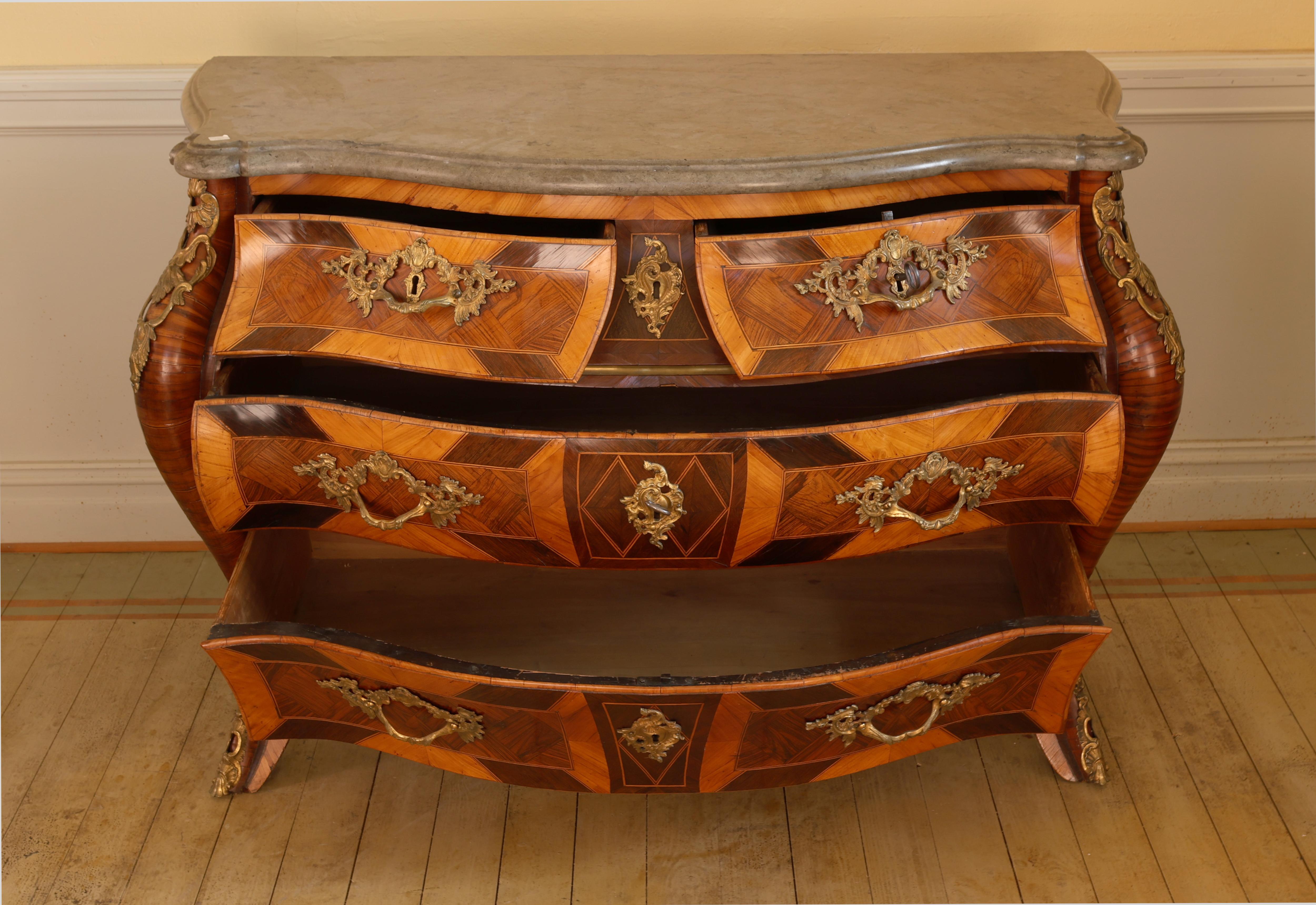Fino al XVIII secolo Commode rococò del XVIII secolo in vendita