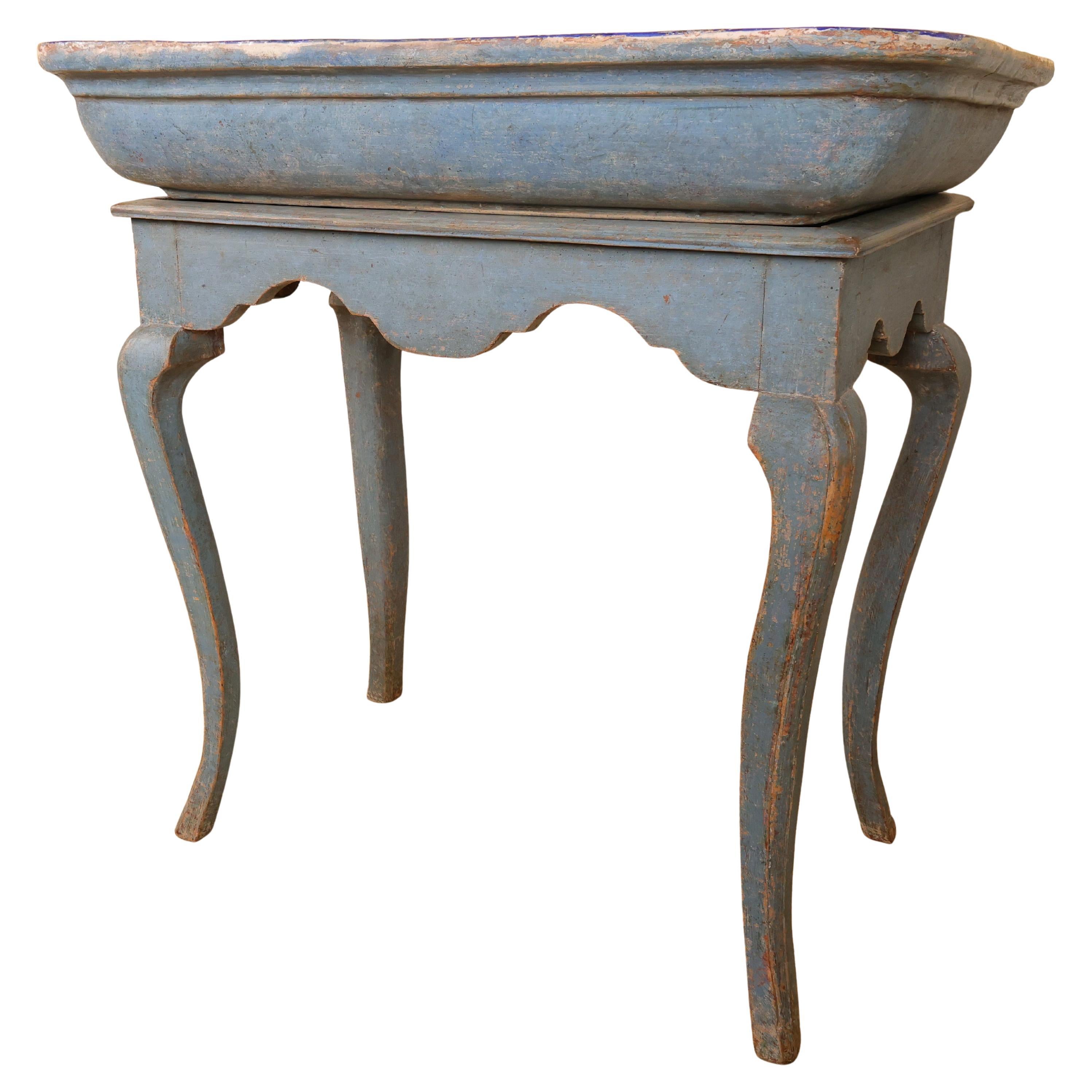 Ein schöner Teetisch mit Fayenceplatte, hergestellt in Stockholm während der Rokokozeit in der Fayencefabrik Marieberg. Es wurde während der Amtszeit von Pirre Berthevin (1766-69) angefertigt. Der Tisch ist mit MB (Marieberg) signiert. Das Dekor ist