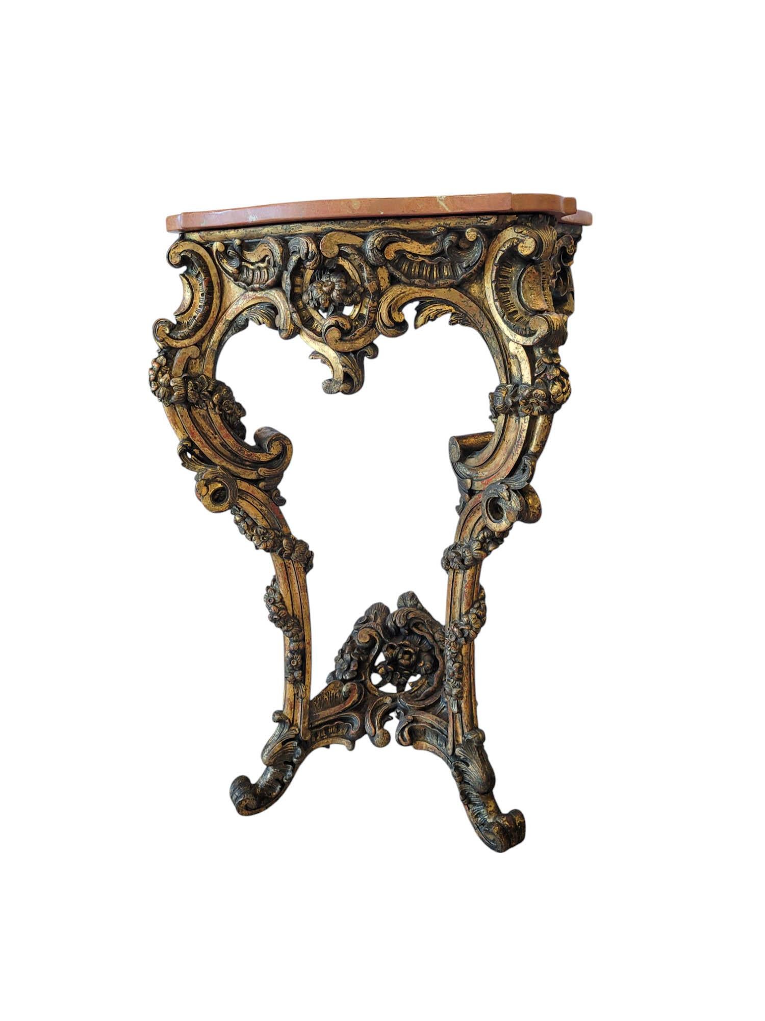 Console murale en bois doré rococo du XVIIIe siècle avec plateau en marbre en vente 3