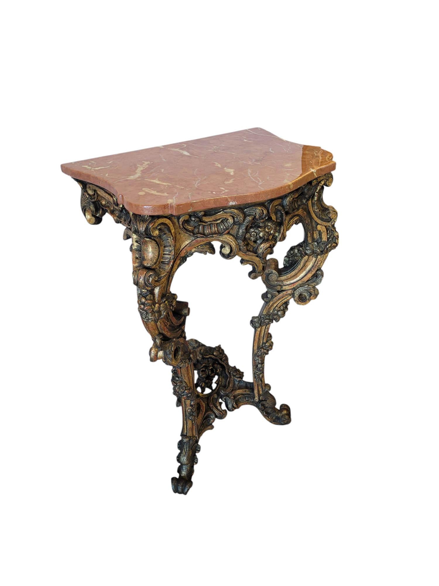 italien Console murale en bois doré rococo du XVIIIe siècle avec plateau en marbre en vente
