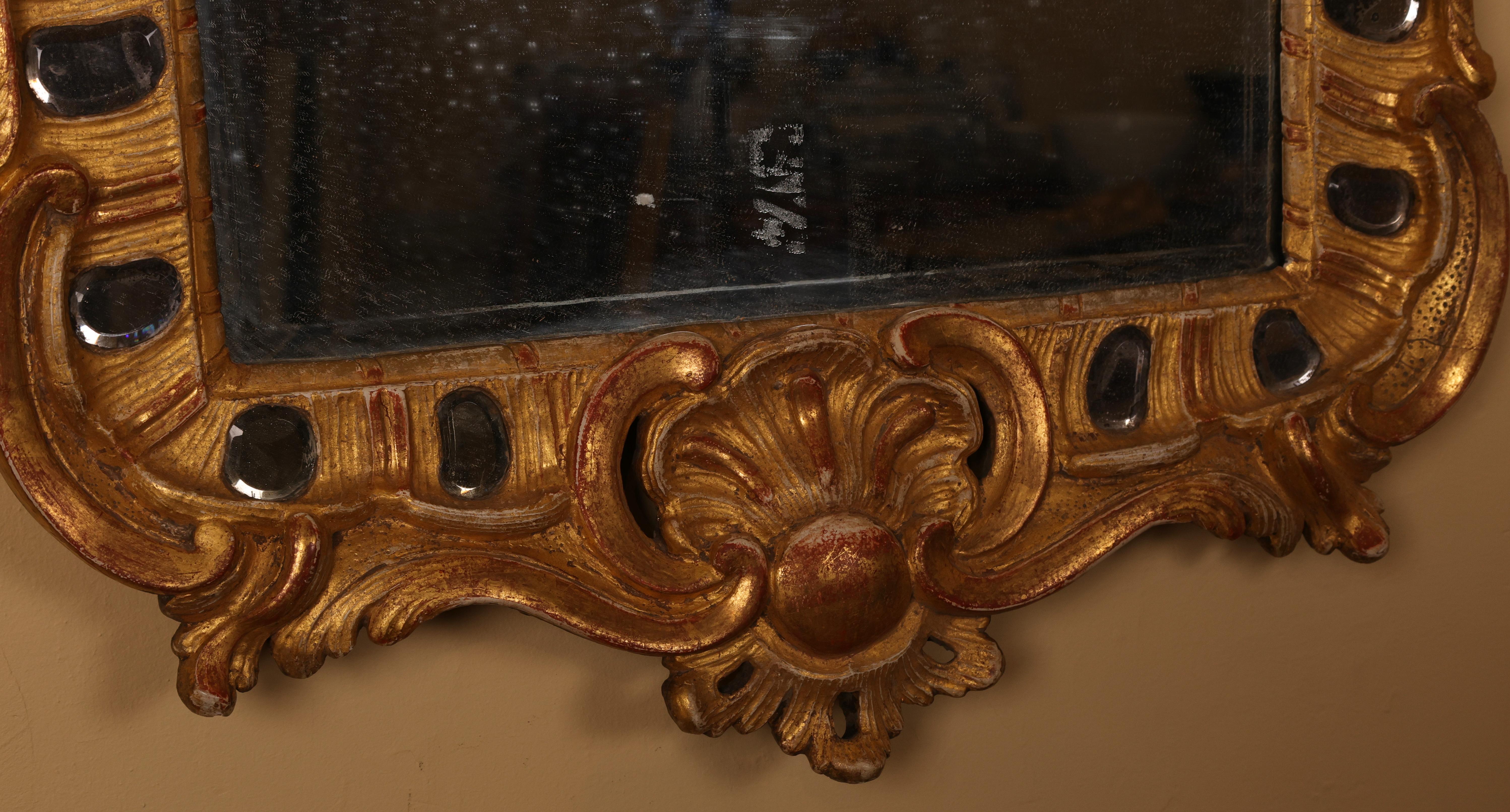 Suédois Miroir rococo du 18ème siècle avec lunettes, verre mercuré facetté et cadre doré en vente