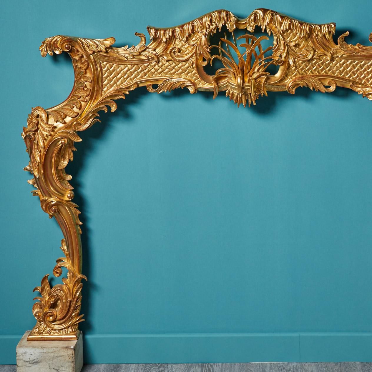 20ième siècle Cheminée en bois doré de style rococo du 18ème siècle en vente