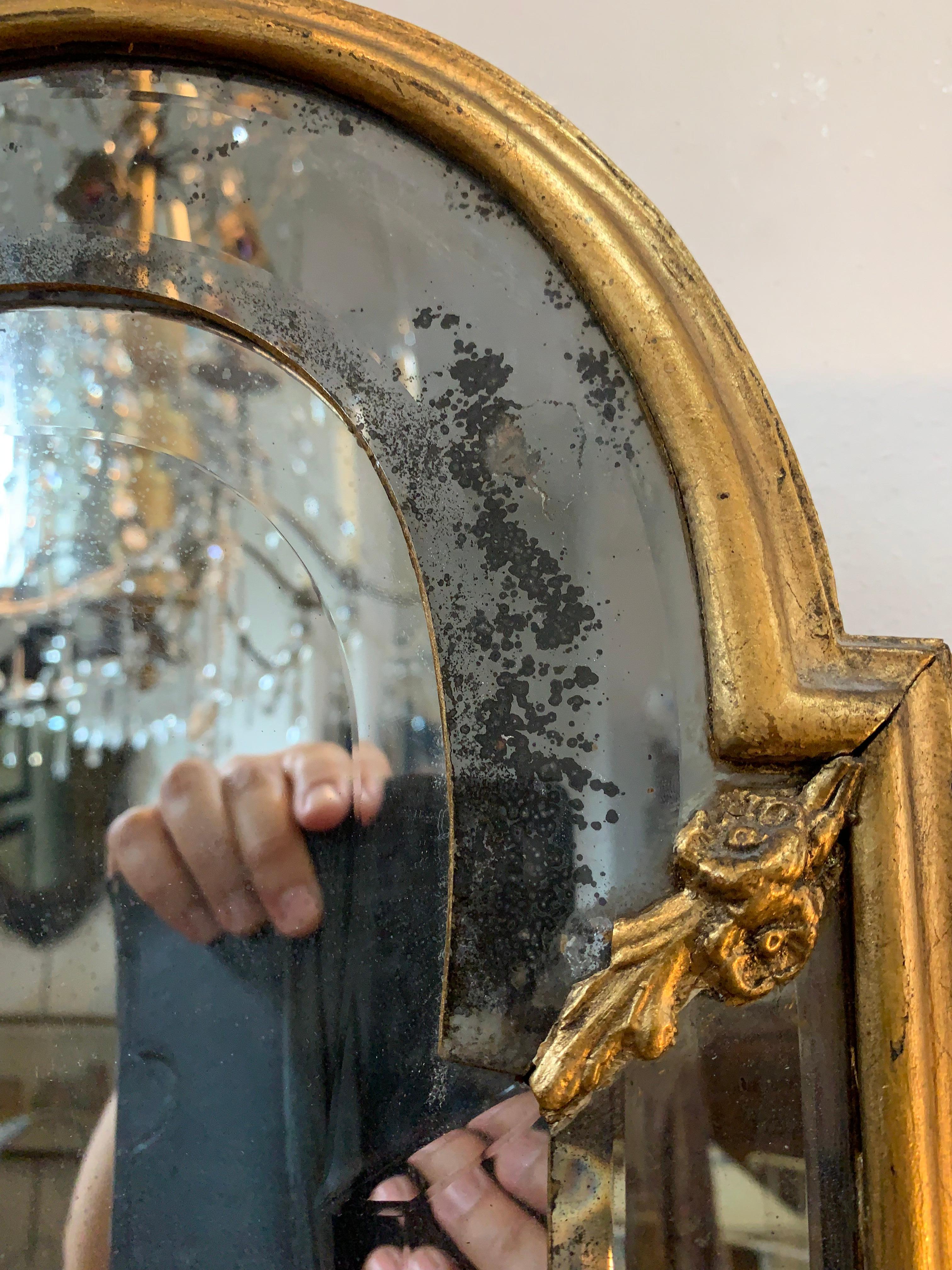 Svedese Specchio svedese rococò del XVIII secolo con decorazione dorata in vendita