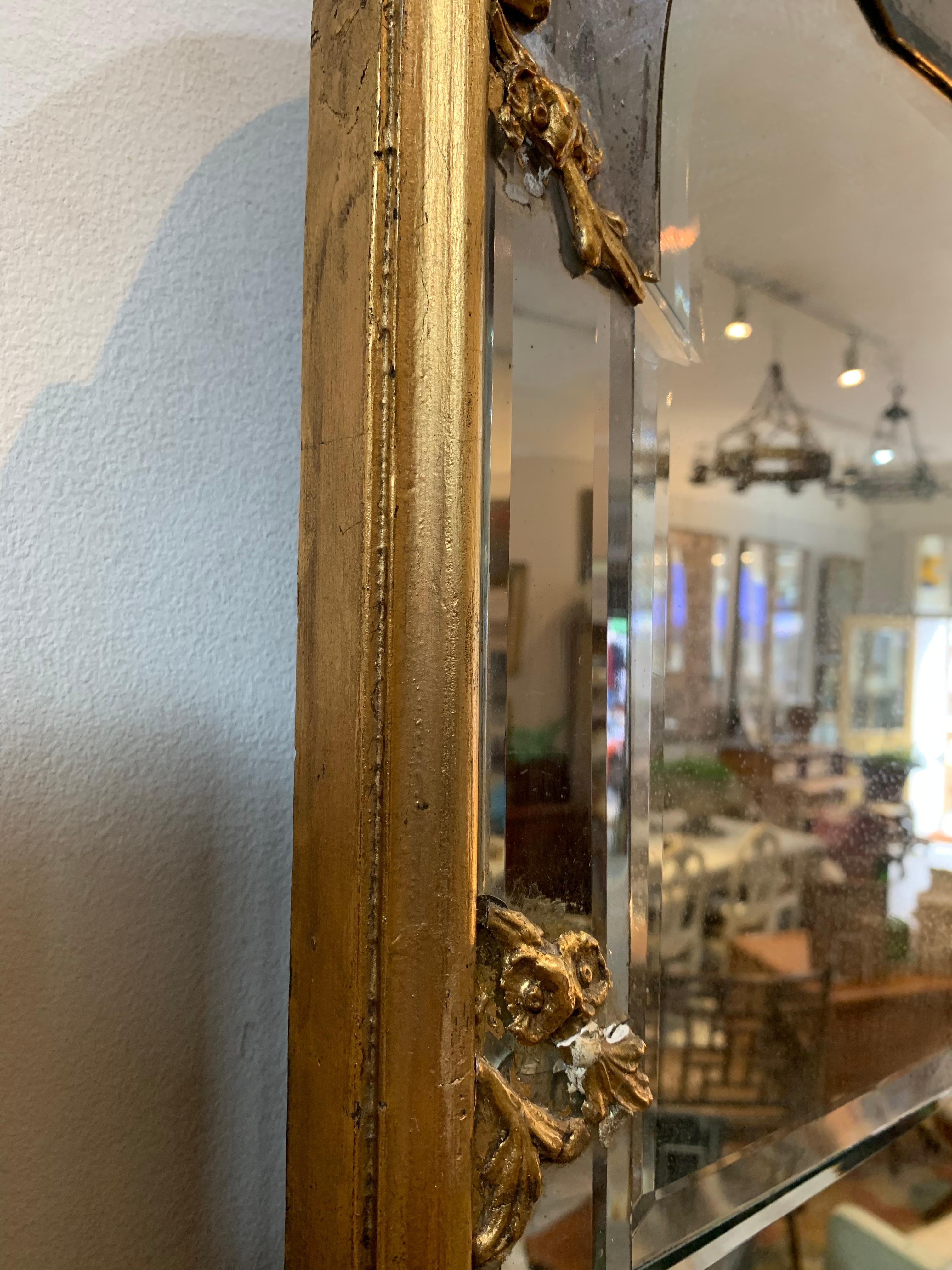 Sfaccettato Specchio svedese rococò del XVIII secolo con decorazione dorata in vendita