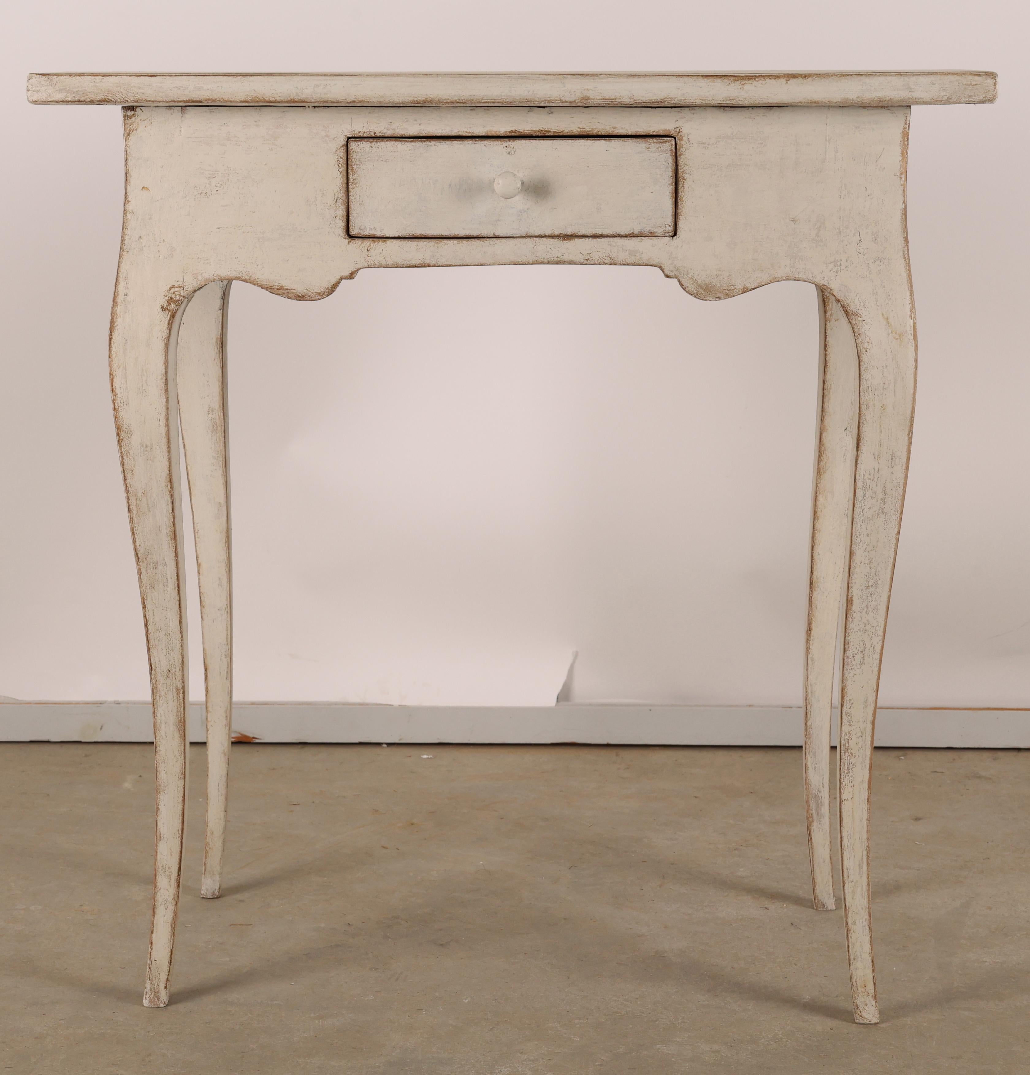 Petite table rococo fabriquée en Suède à la fin du 18e siècle. La table est équipée d'un tiroir.