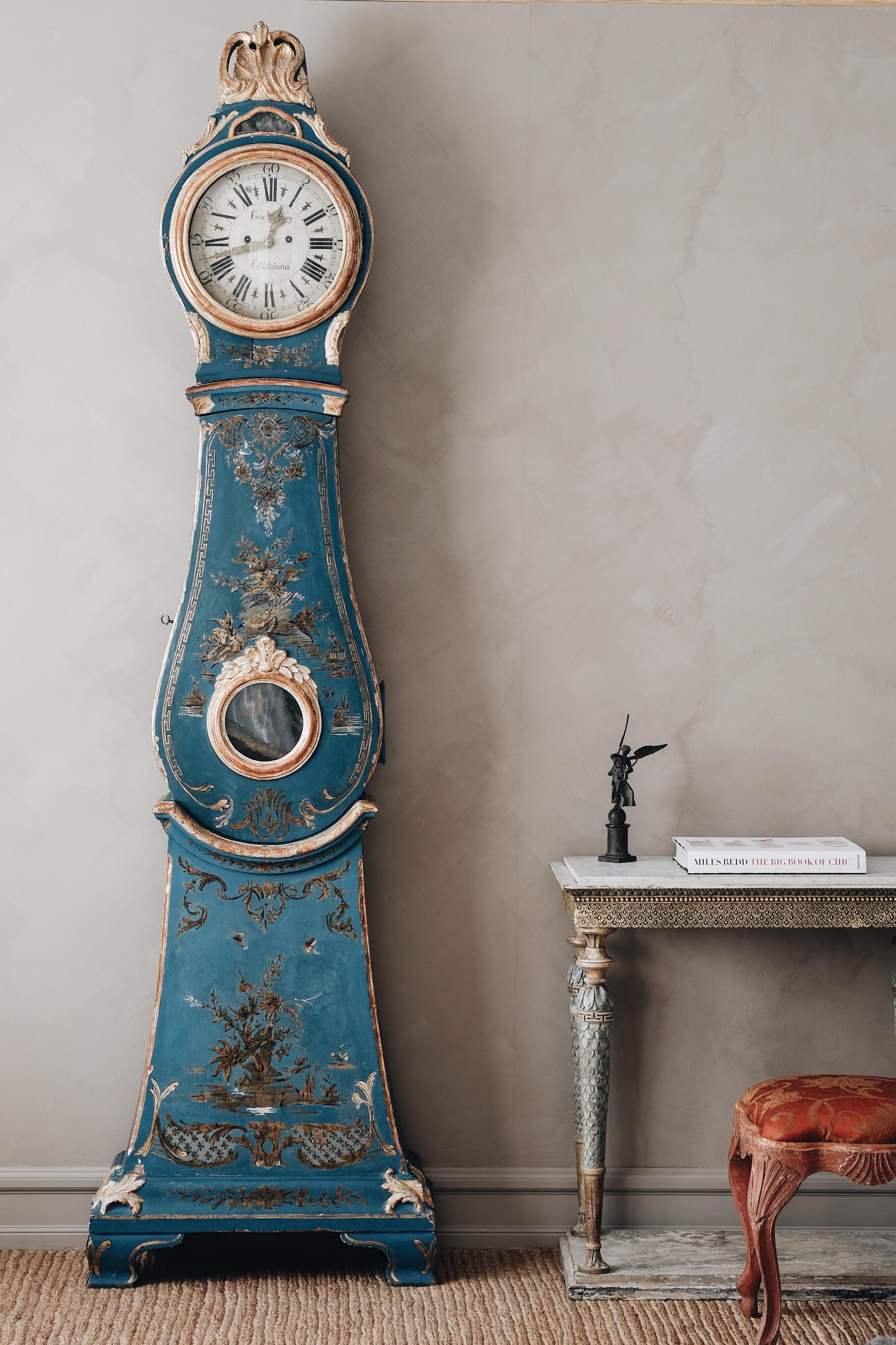 Fine 18th century Rococo tall case clock in original paint and chinoiserie, Sweden, circa 1770. 

Provenance: Hargs Castle, The property was created in the 1630s and was burned down in 1719, by the Russian Navy and only the church survived. The
