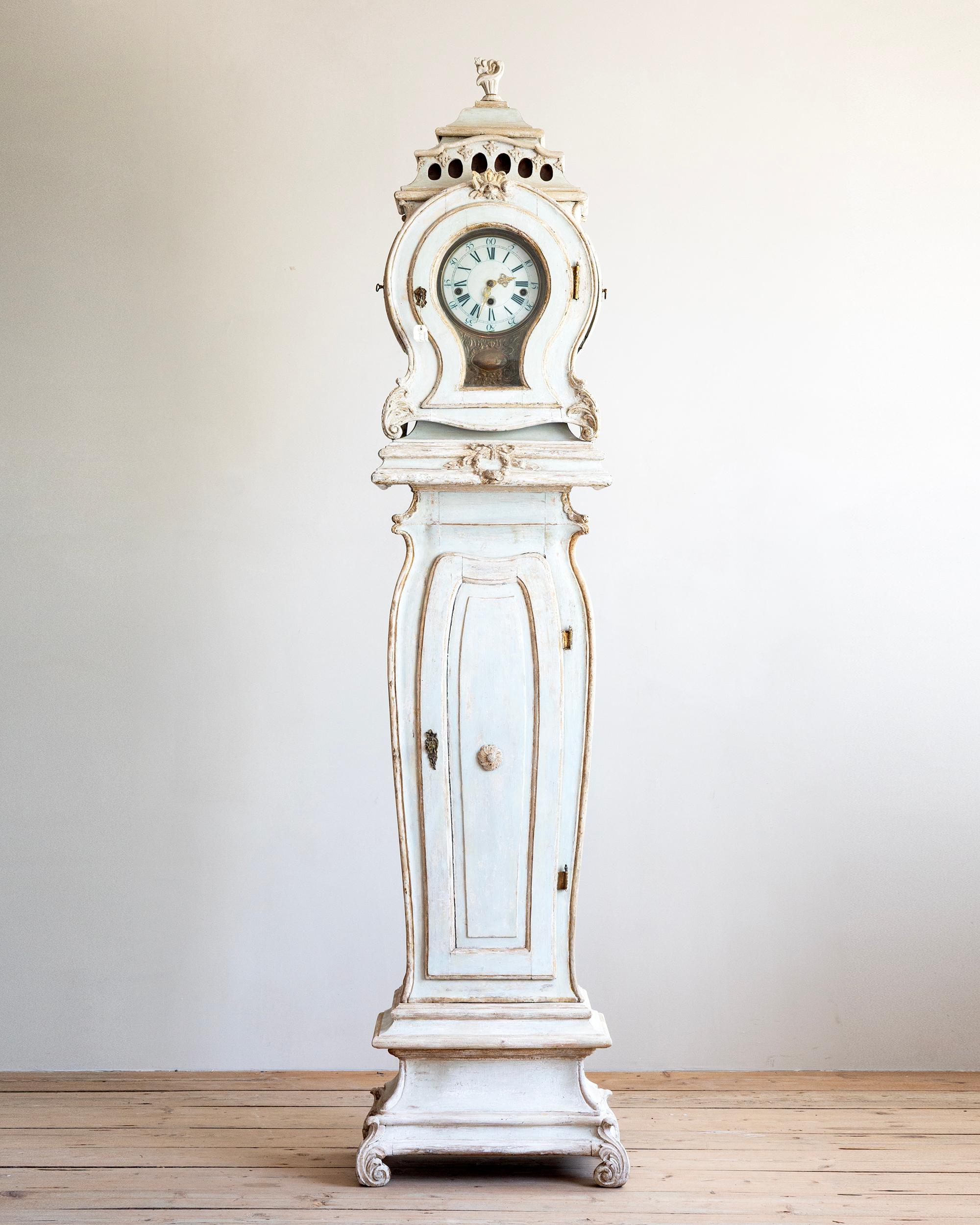 Eccezionale e insolitamente grande orologio musicale a cassa alta rococò del XVIII secolo con 15 campane e campanello d'allarme. La cassa è composta da tre parti, quadrante rotondo in porcellana con numeri romani e arabi, placca in ottone firmata