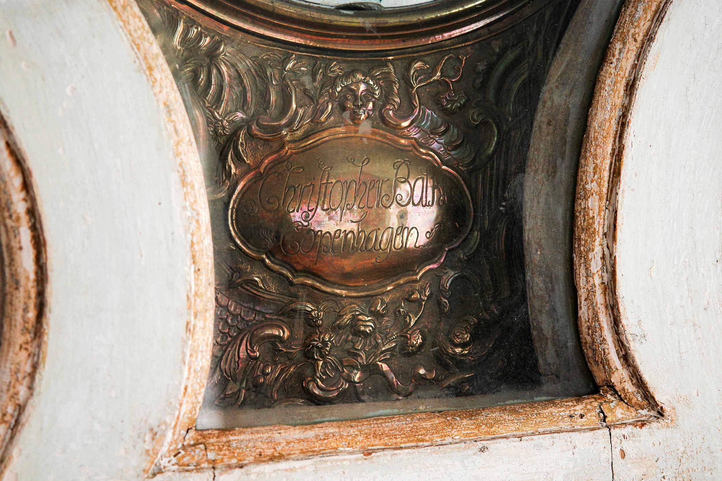 Ottone Orologio musicale a cassa alta rococò del XVIII secolo in vendita