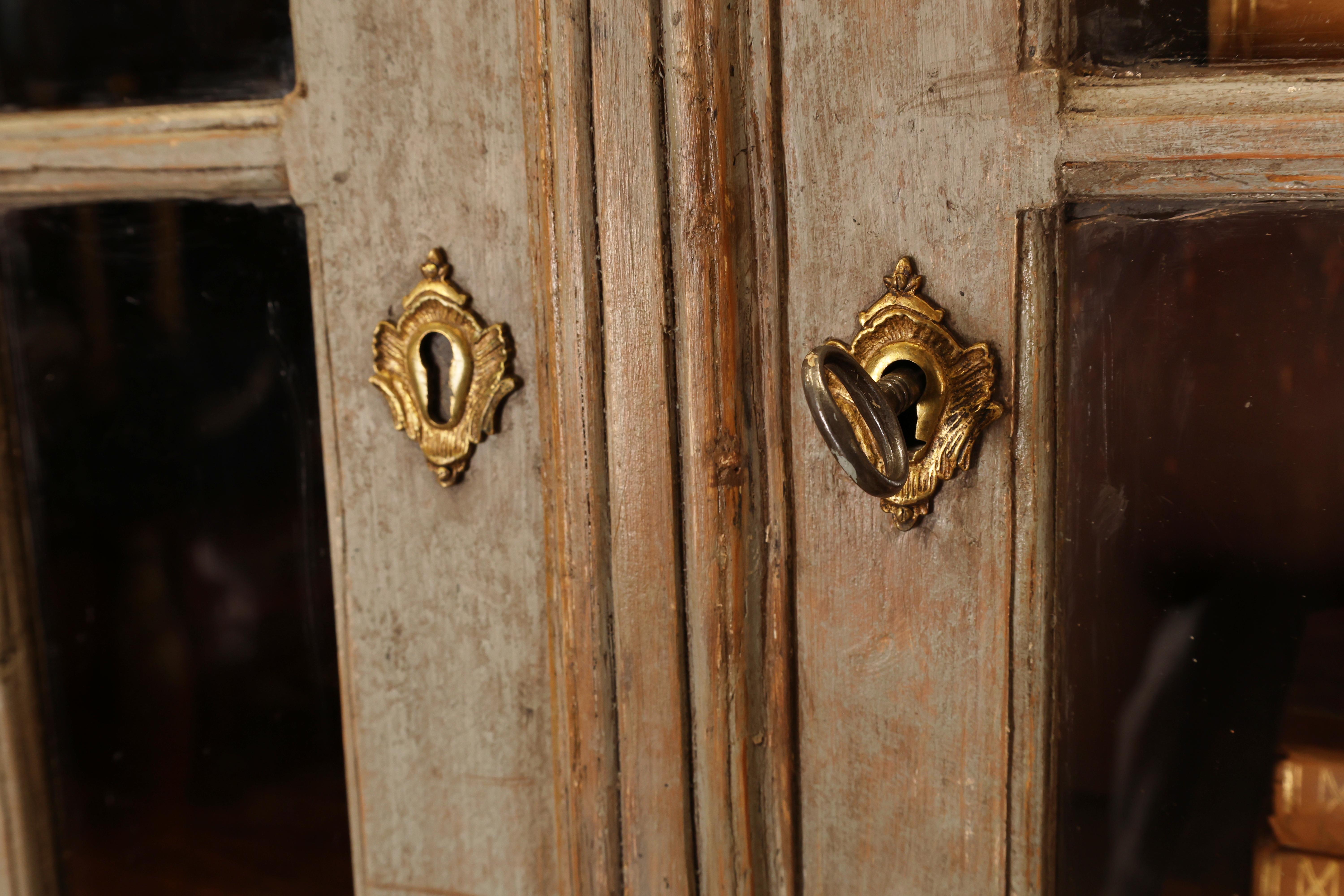 Svedese Armadietto rococò del XVIII secolo in vendita