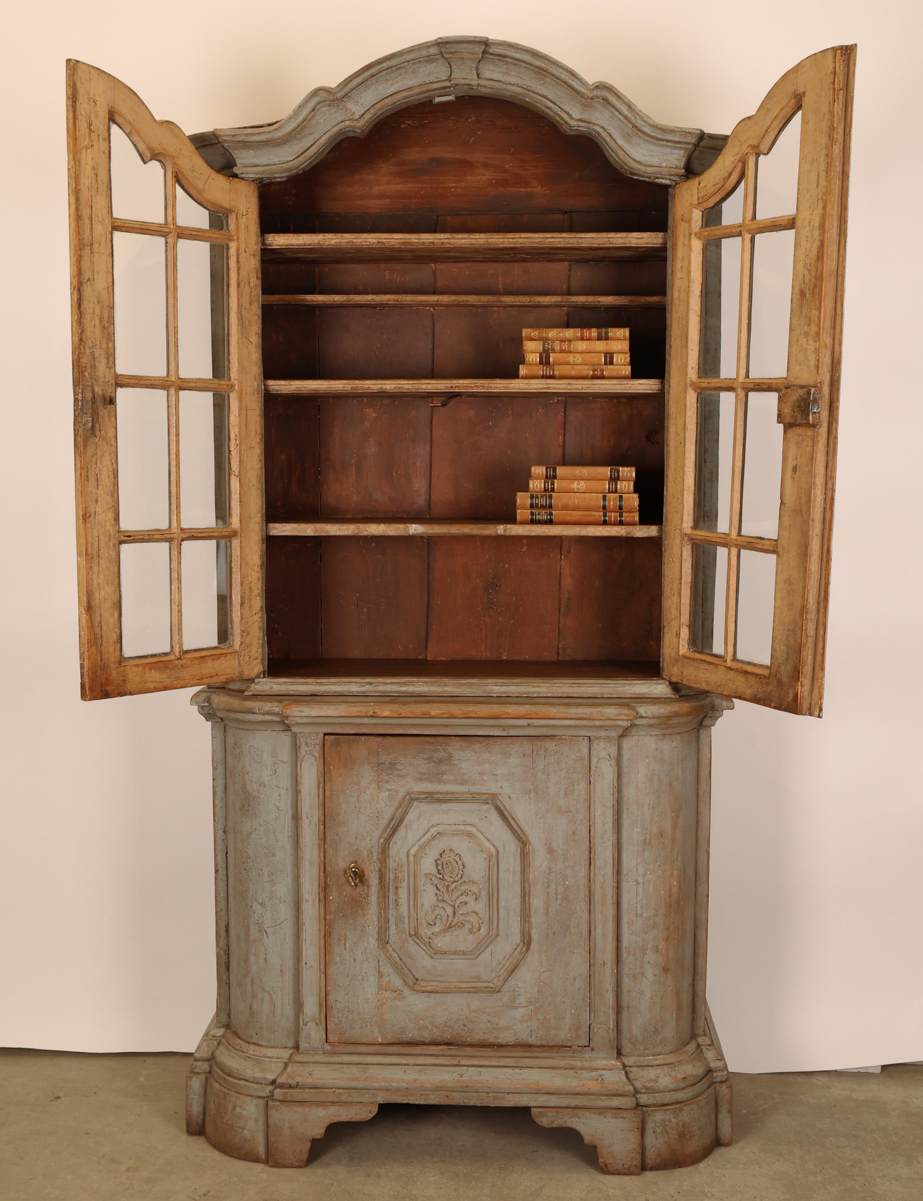 Armadietto rococò del XVIII secolo In condizioni buone in vendita a Ljungby, SE