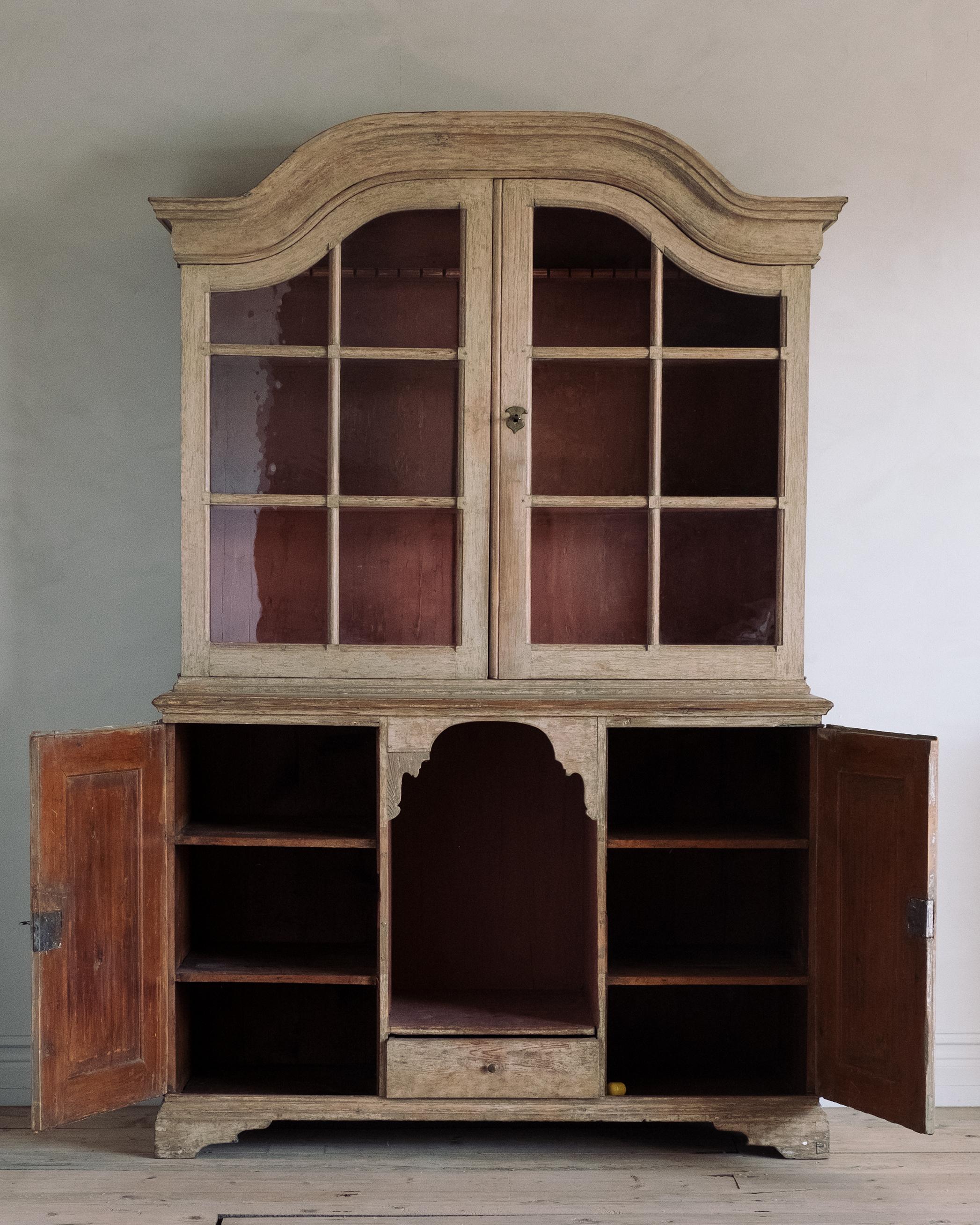 18th Century Rococo Vitrine Cabinet In Good Condition For Sale In Mjöhult, SE