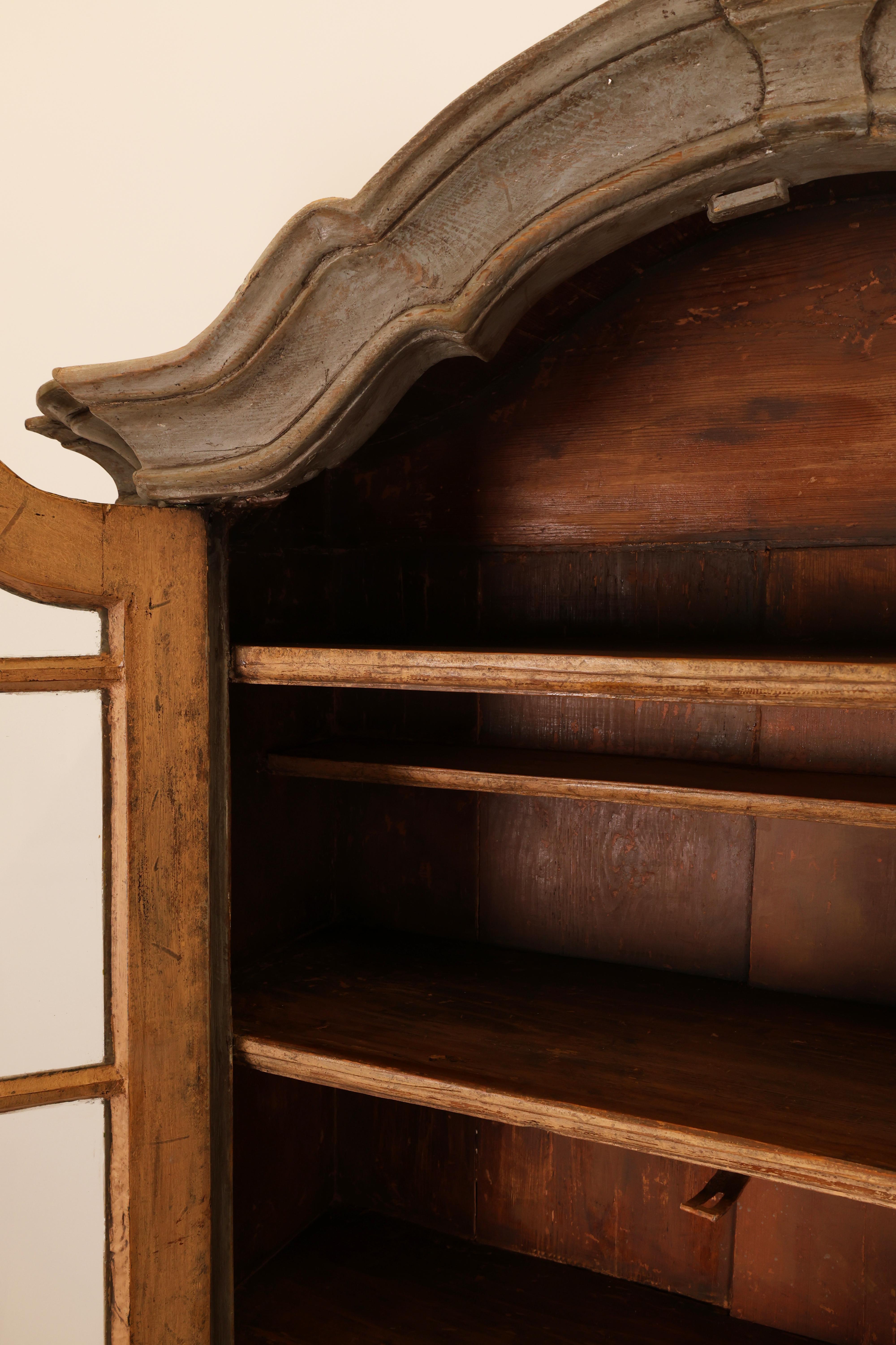 Fino al XVIII secolo Armadietto rococò del XVIII secolo in vendita