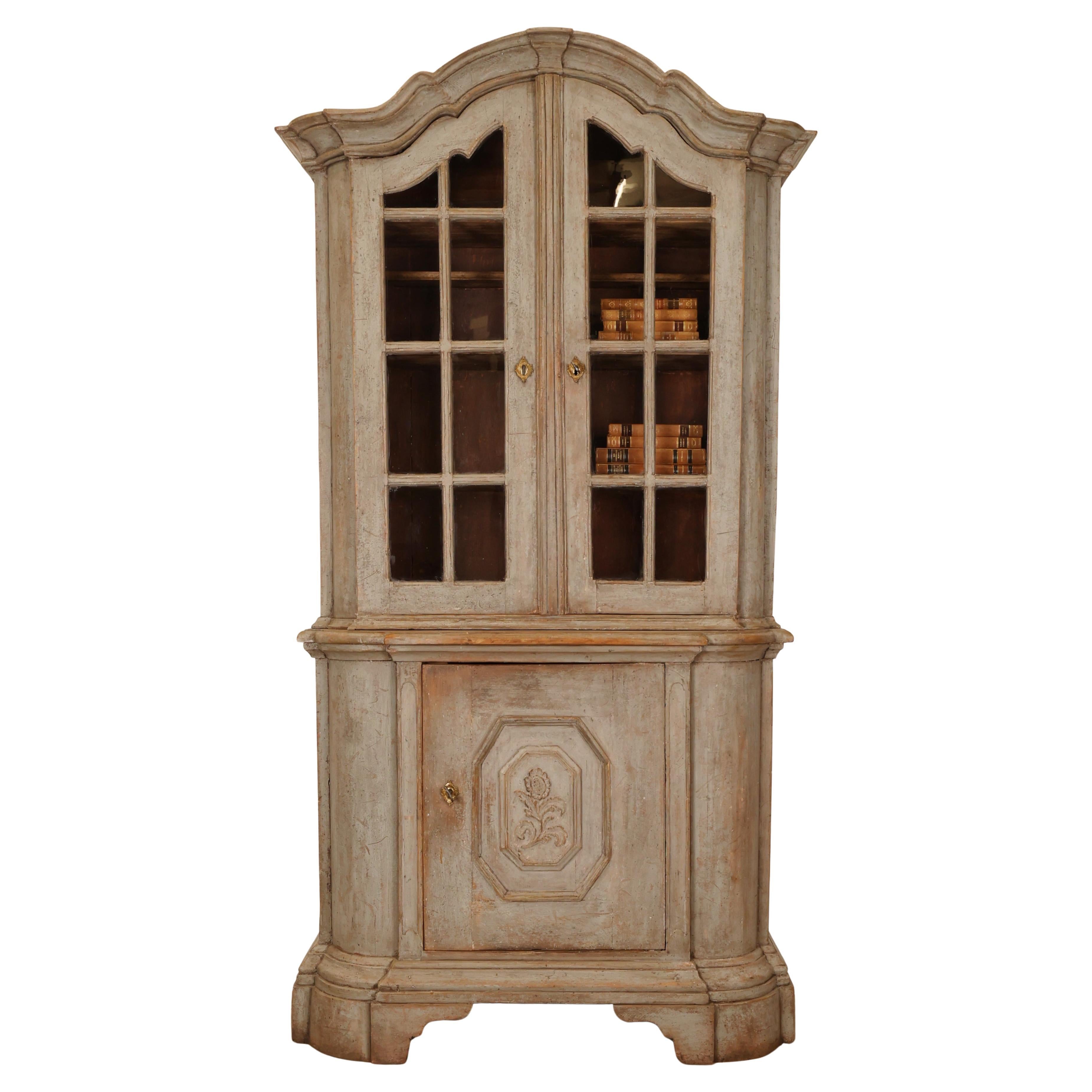 Rokoko-Vitrinenschrank aus dem 18.