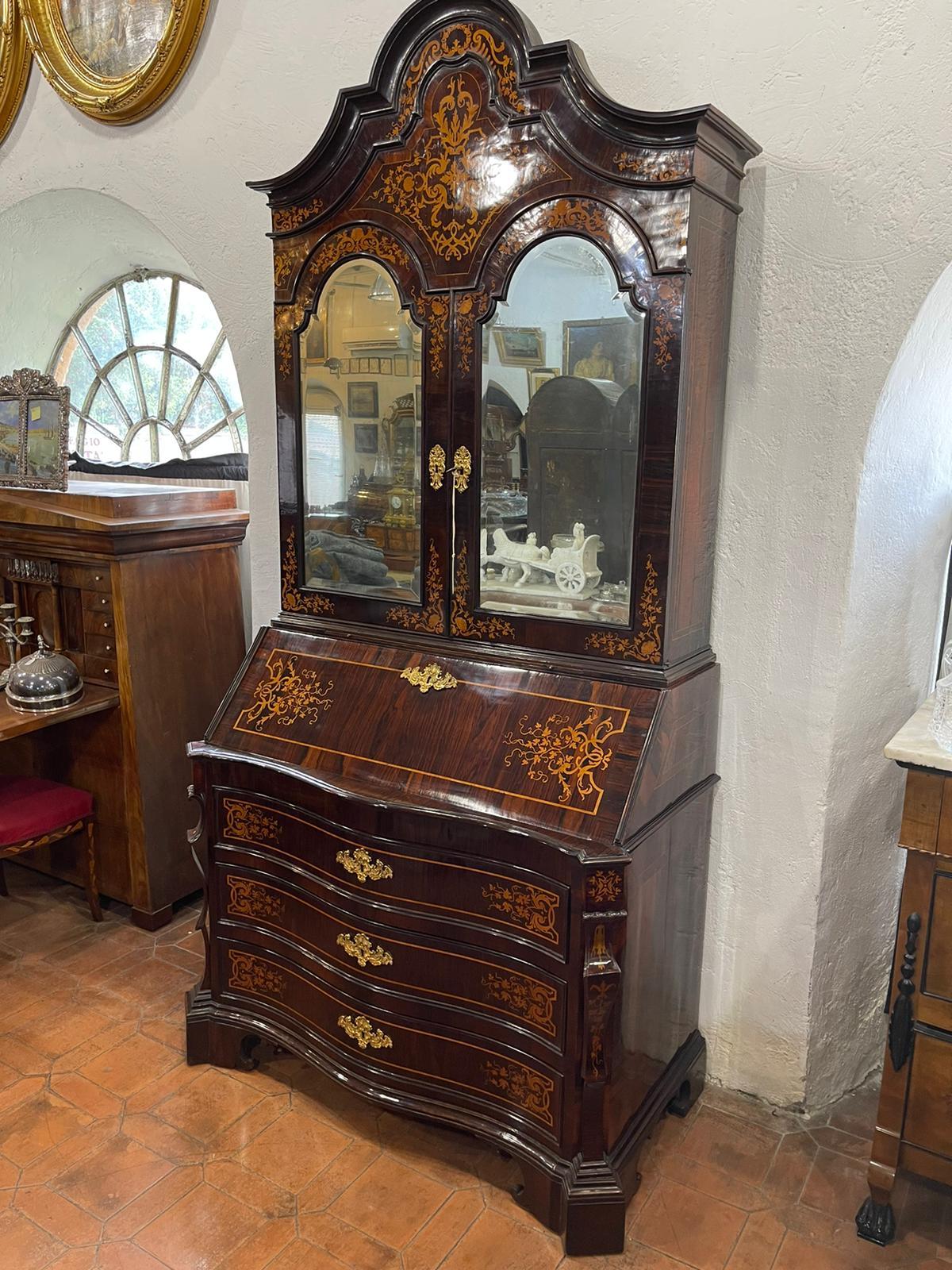 Bureau Trumeau, Rome, Papal States, mid-18th century (c. 1730-1740),
panelled in rosewood with maple inlay, upper body with two mirrored doors in ribbed form ending in a double-curved moulded gable. Lower part wavy on the sides and front with three