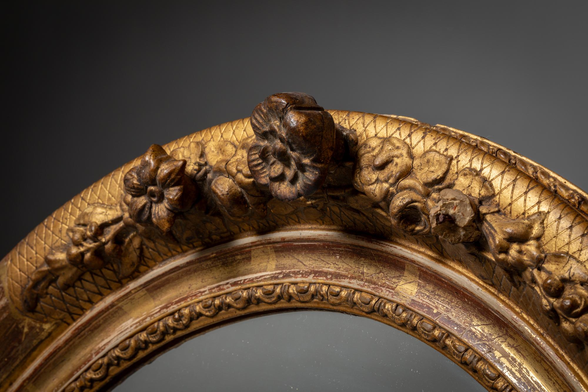 Portoghese Specchio romantico del XVIII secolo in Wood intagliato e dorato in vendita