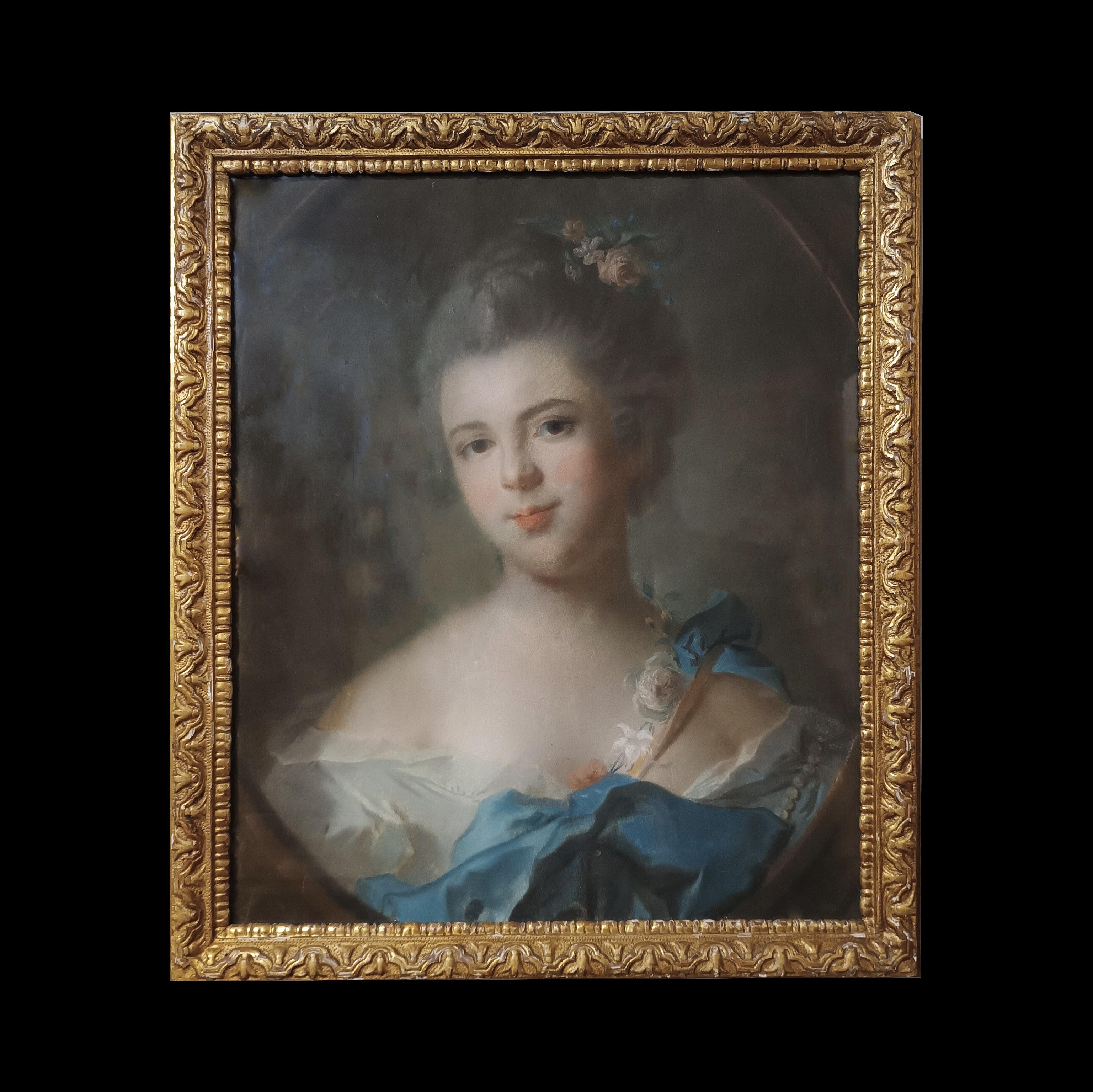 This work of art is a valuable pastel painting on cardboard, of great refinement, which depicts a young girl wearing a period dress, embellished with floral details. This work, attributable to the Venetian school of the painter Rosalba Carriera,