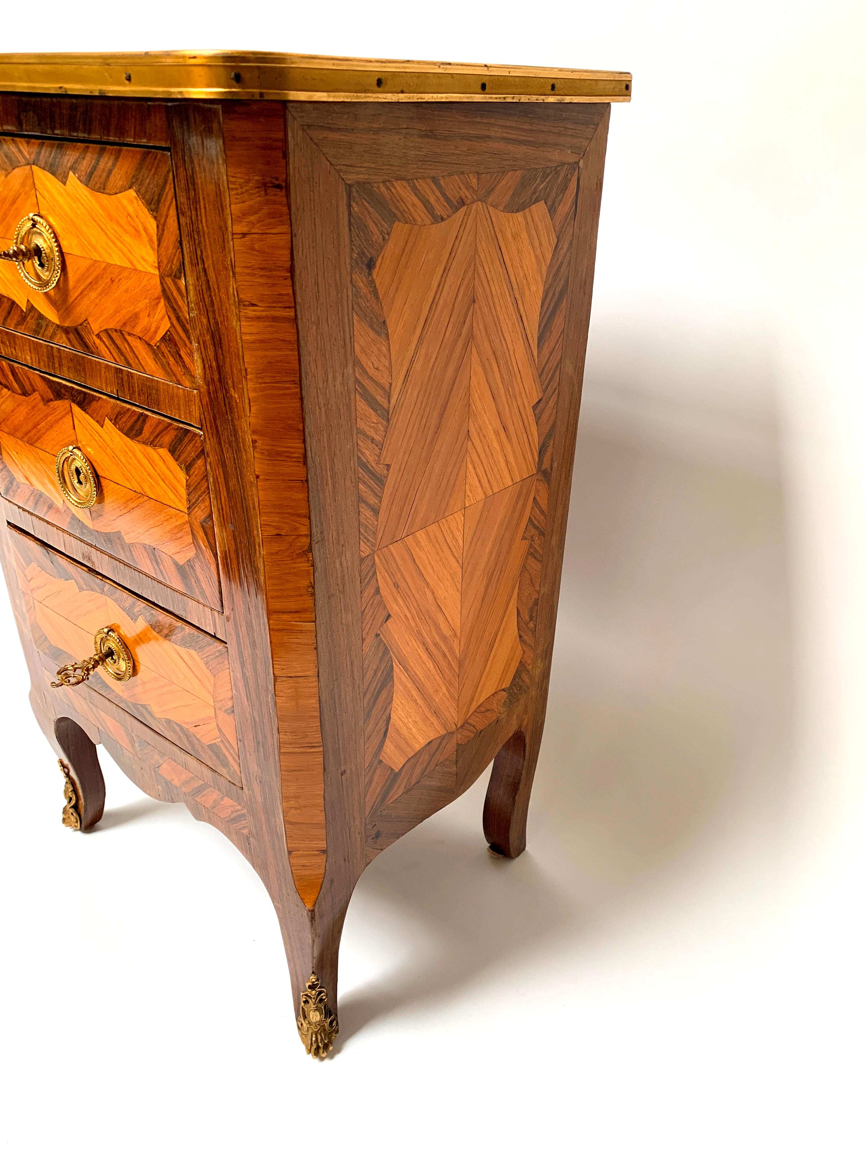 A lovely 18th century small commode in rosewood and Kingwood with inlaid marquetry, transition from Louis XV-Louis XVI period, circa 1760-1770.