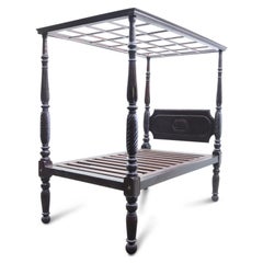 Lit à baldaquin en bois de rose du XVIIIe siècle