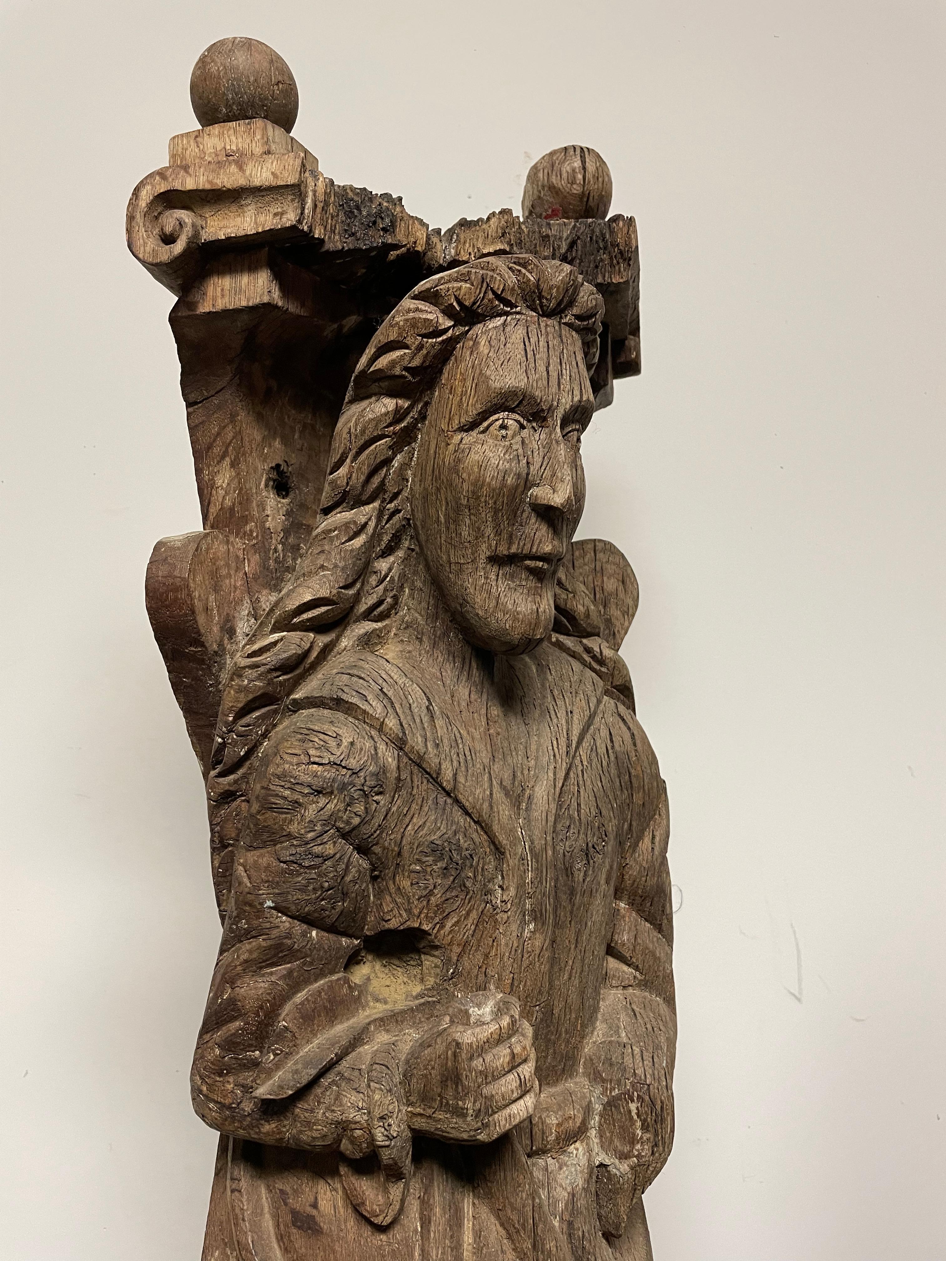 Figura di un santo in Oak intagliato del XVIII secolo in Russia in vendita 4
