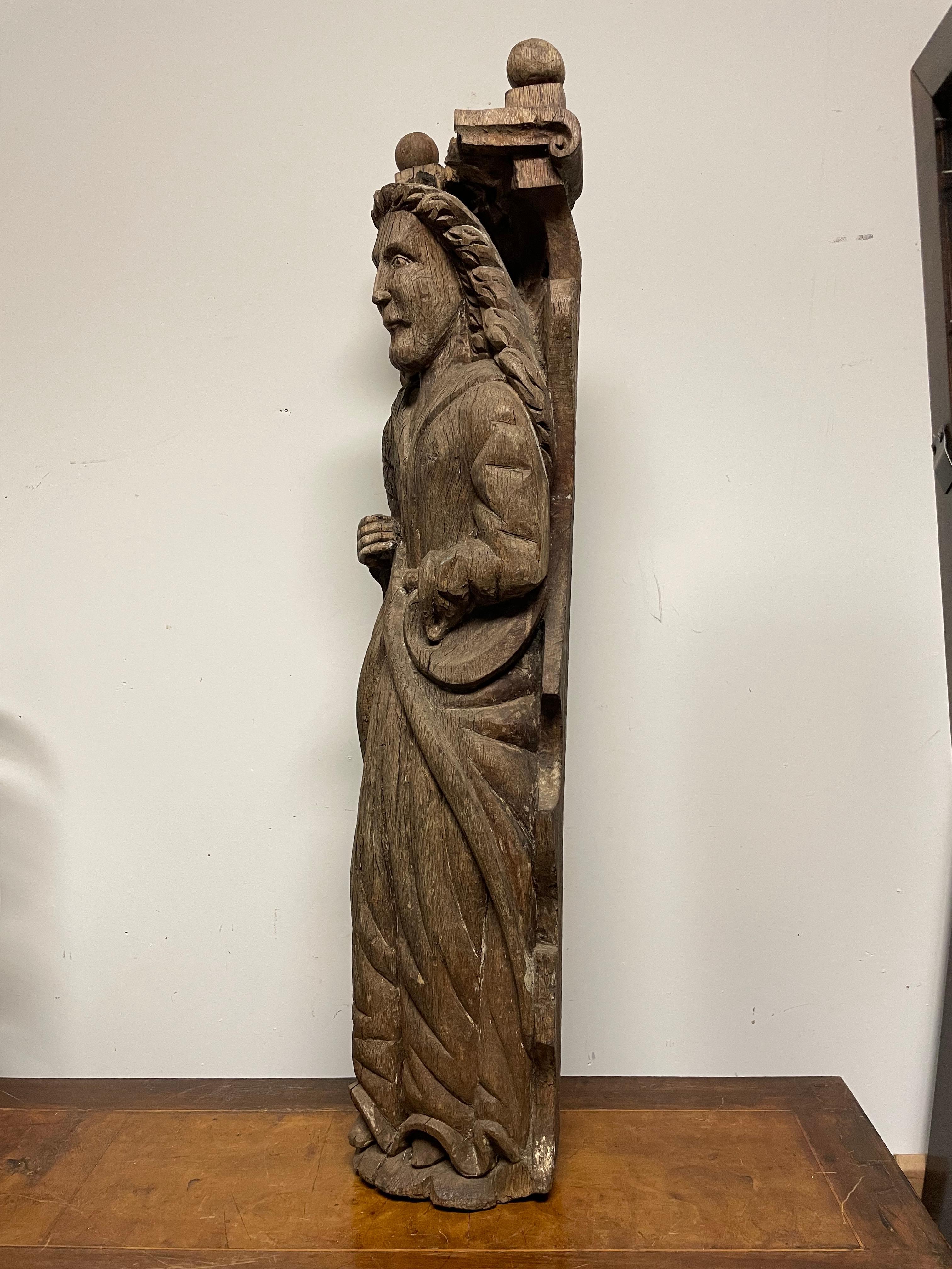 Figure d'un saint russe en chêne sculpté du 18e siècle Bon état - En vente à Stamford, CT