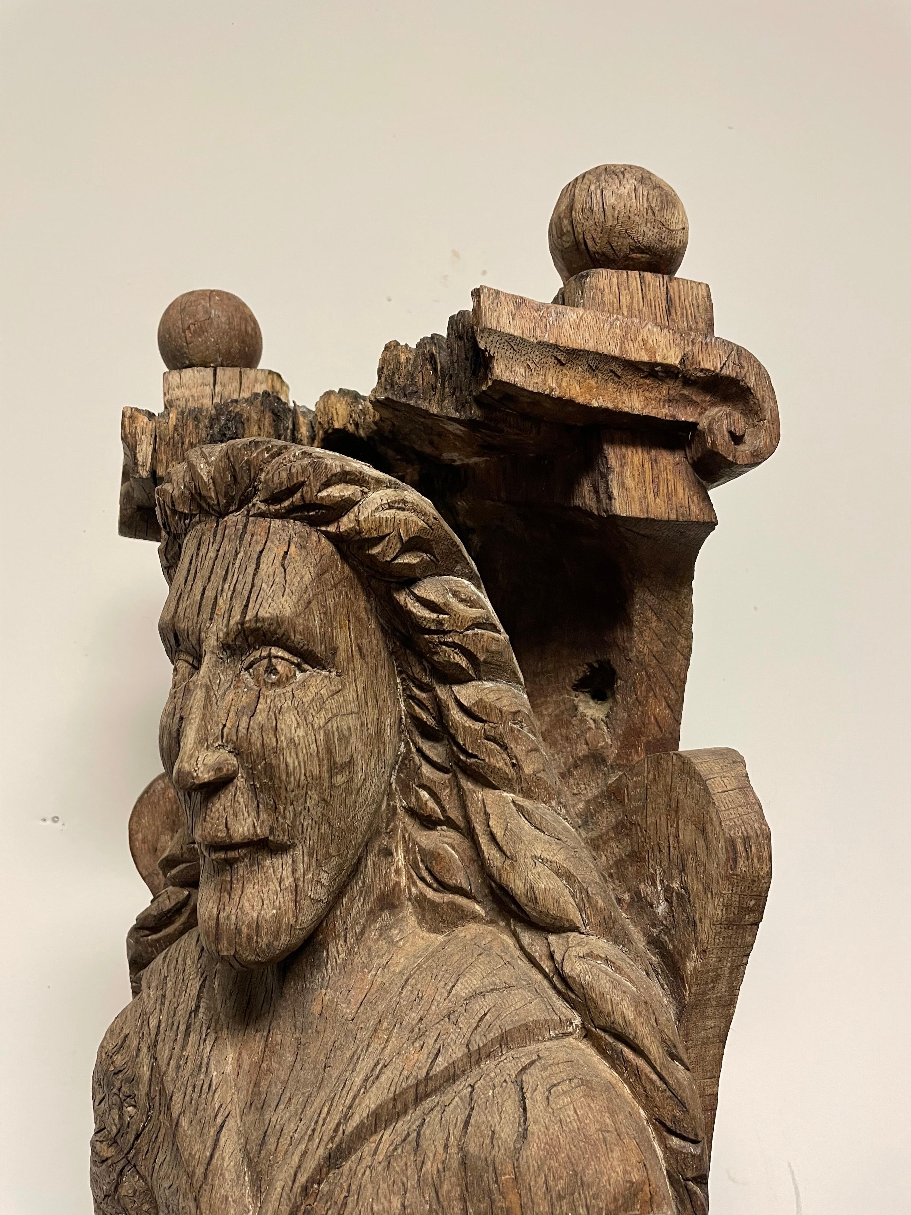 Figura di un santo in Oak intagliato del XVIII secolo in Russia in vendita 2