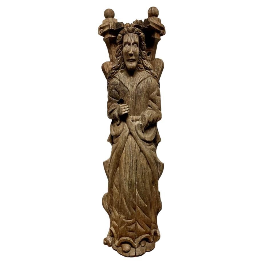 Figura rusa tallada en roble de un santo del siglo XVIII