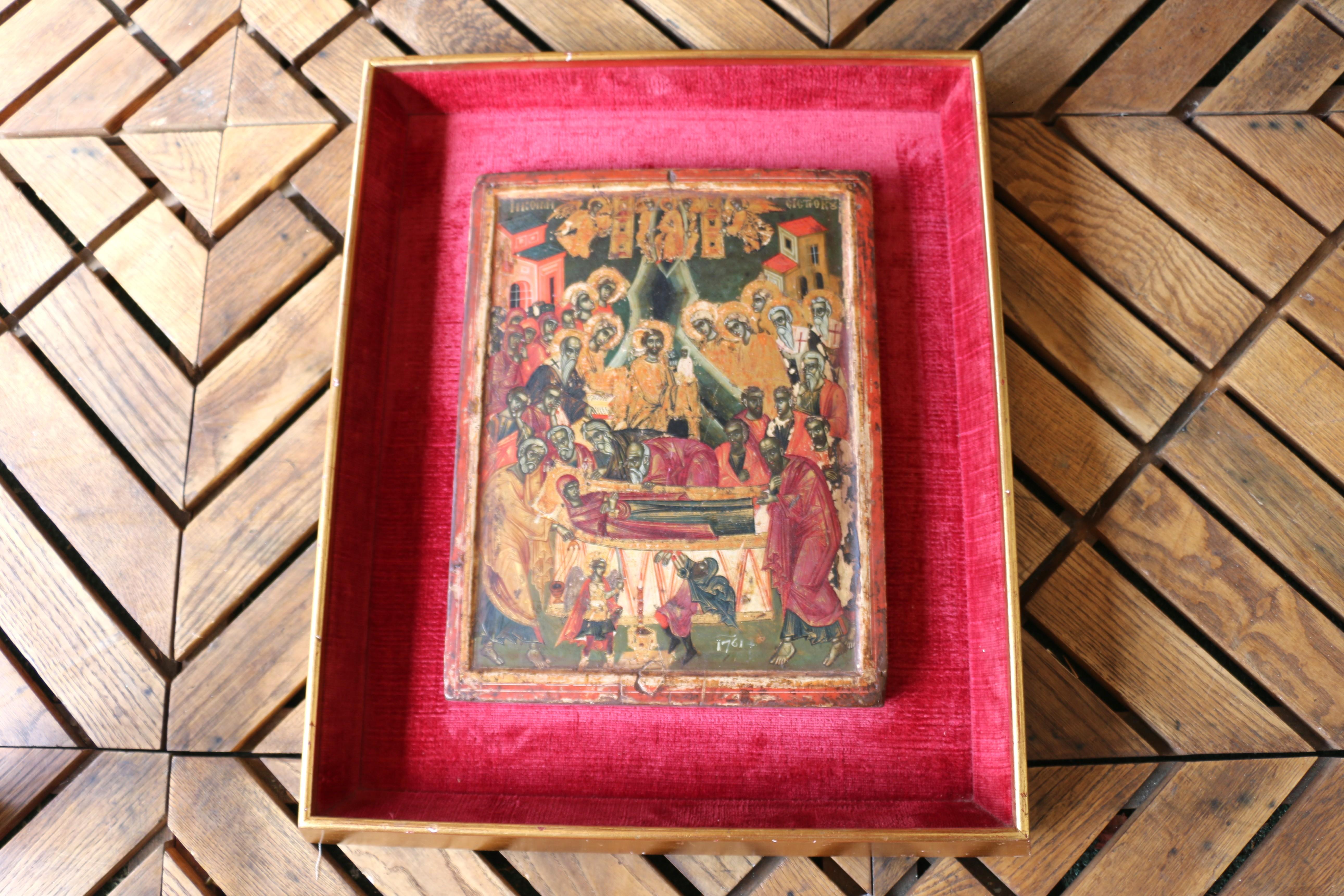 Eine bemerkenswerte antike russisch-orthodoxe Ikone, handgemalt auf Holz und datiert 1761. Diese Ikone stellt die Entschlafung der Mutter Gottes dar - ein zutiefst bedeutendes Ereignis im östlichen Christentum, das in der westlichen Tradition als