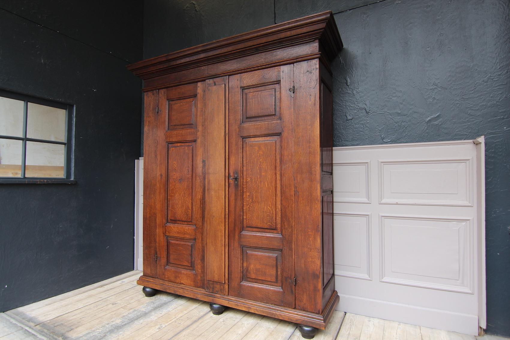 18th Century Rustic Belgian Oak Cabinet or Cupboard In Good Condition In Dusseldorf, DE
