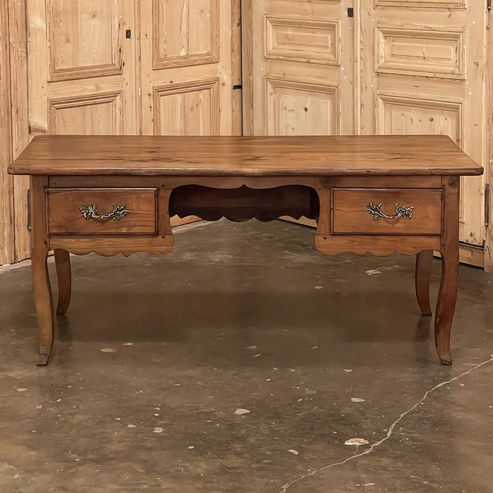 18. Jahrhundert Rustic Country Französisch Cherrywood Desk ~ Vanity ist ein hervorragendes Beispiel für ländliche Handwerkskunst vom Feinsten! Aus altem Kirschbaumholz schufen die Handwerker eine massive Platte, die jahrhundertelang für den