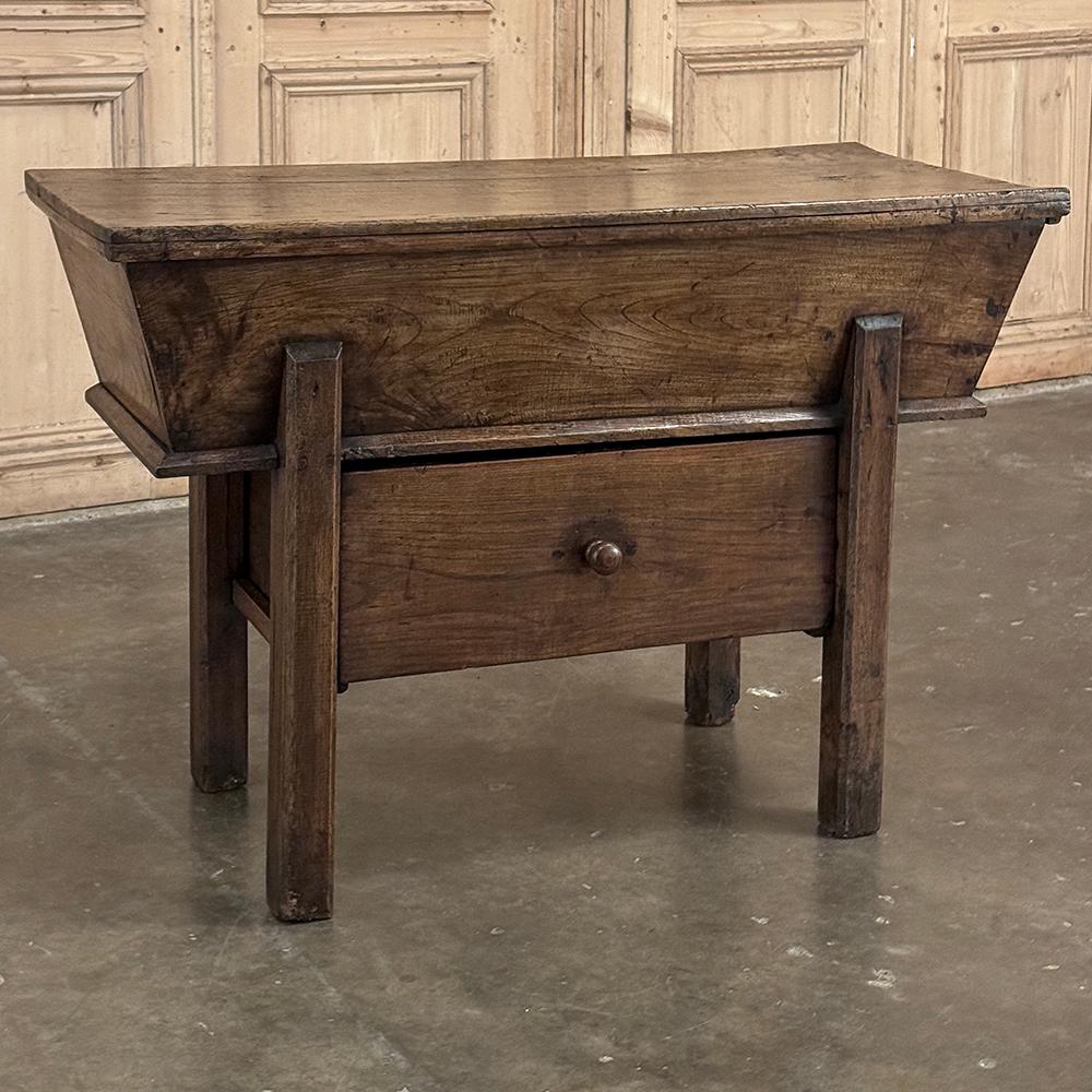 18ème siècle Rustique Country French Doughbox ~ Petrin ~ Credenza a été fabriqué par un artisan compétent à partir des bois à portée de main, conçu pour servir de double fonction comme un endroit pour préparer la pâte pour la cuisson, et un tiroir