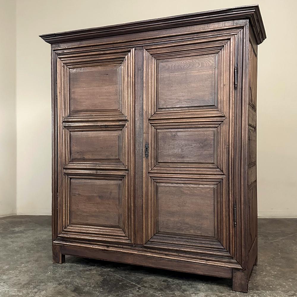 L'Armoire Rustic Country French Oak del 18° secolo risale al regno di Luigi XV ed è caratterizzato da un fascino rurale che solo artigiani esperti che utilizzano quelli che oggi consideriamo strumenti primitivi potevano produrre!  La cassa è