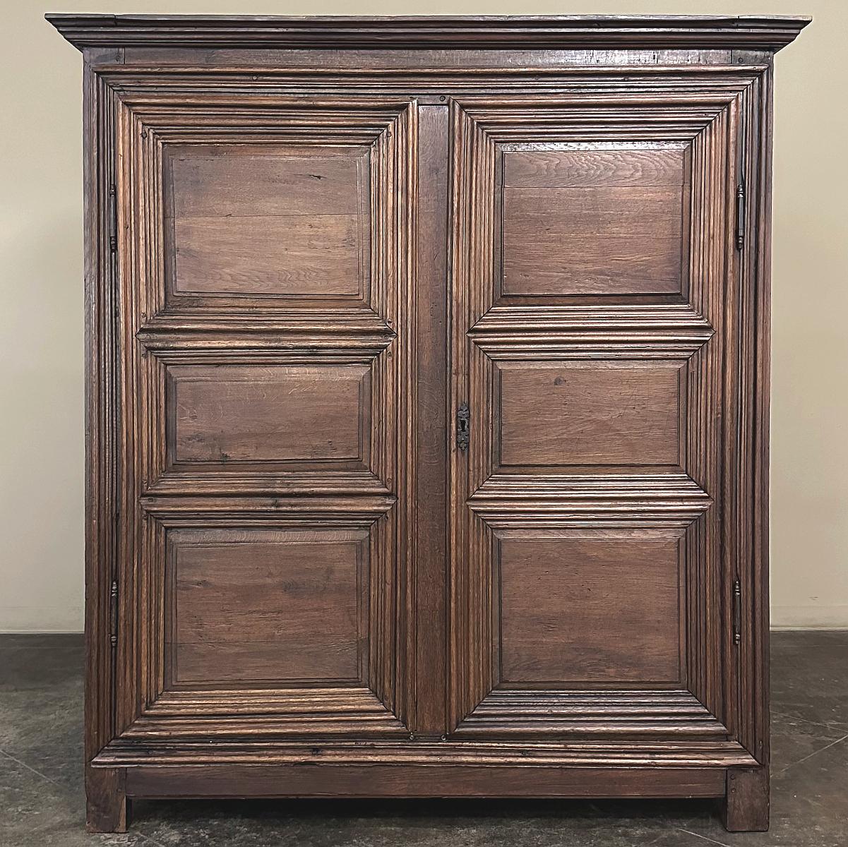 Francese Armoire rustico francese in Oak del XVIII secolo in vendita