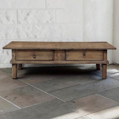 Table basse rustique de style français du XVIIIe siècle, en chêne massif