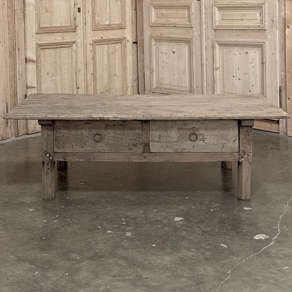 La table basse rustique française du XVIIIe siècle a été entièrement fabriquée à la main à une époque où l'artisanat et les techniques étaient transmis de génération en génération et par l'apprentissage d'un métier.  Les artisans ont utilisé une